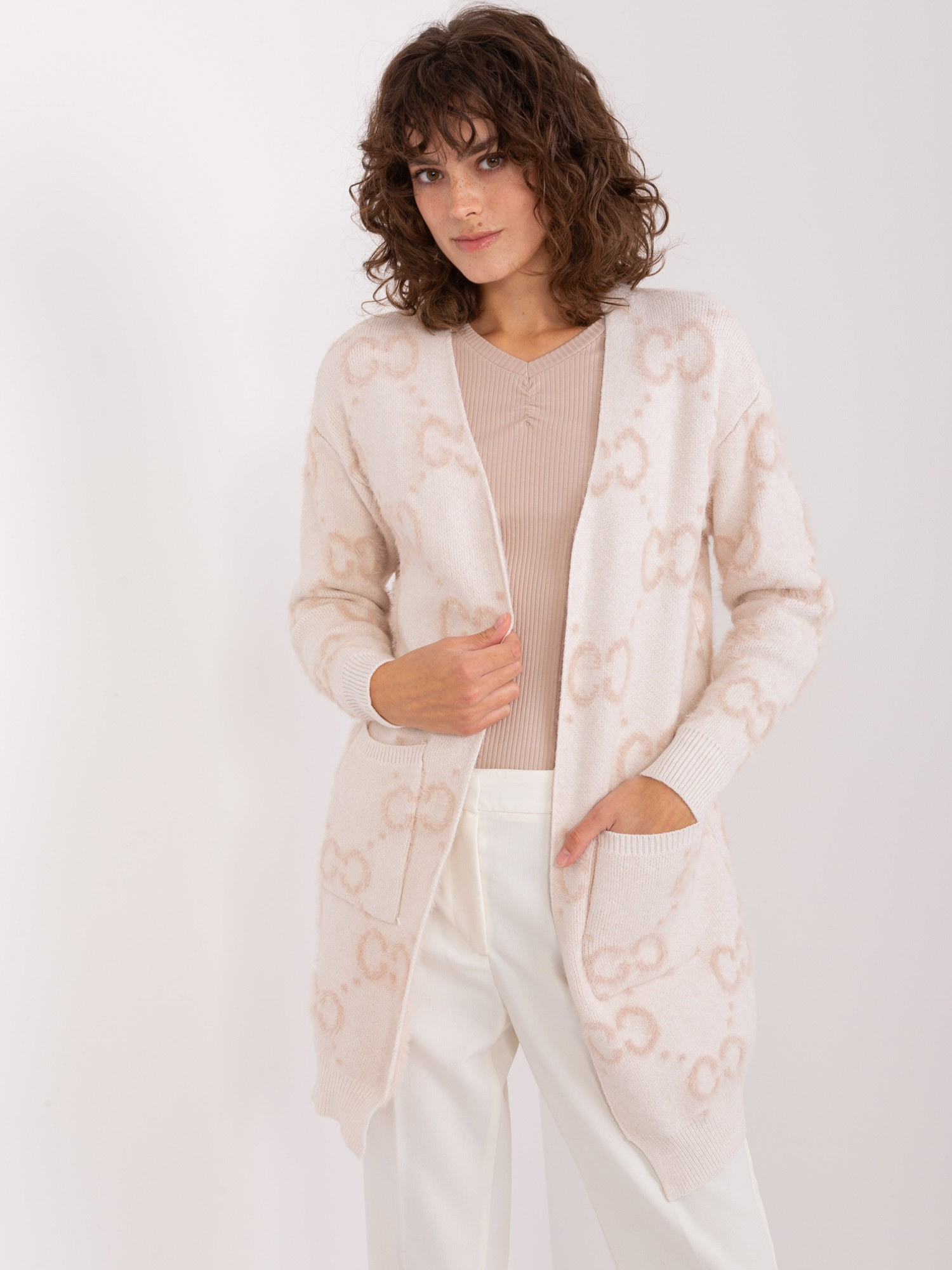 Smotanový kardigán s béžovými vzormi a vreckami -AT-SW-23401-A.39-beige Veľkosť: ONE SIZE