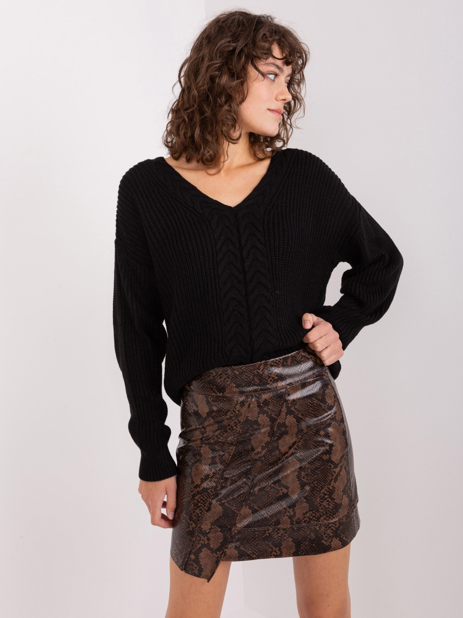 Čierny sveter s výstrihom do V BA-SW-8028.77-black Veľkosť: ONE SIZE