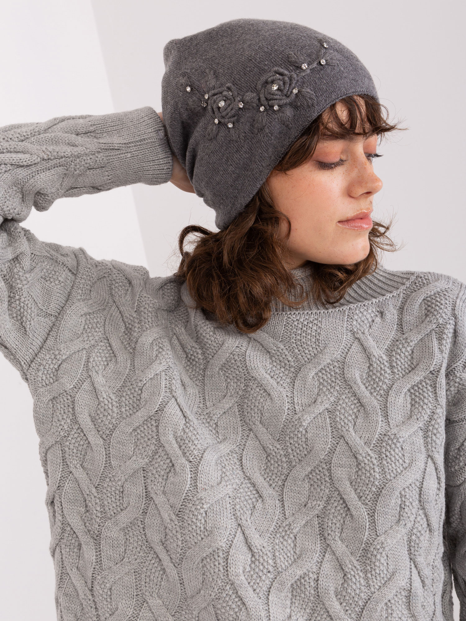 Tmavosivá čiapka s kvetinovou aplikáciou AT-CZ-2329.79-dark grey Veľkosť: ONE SIZE