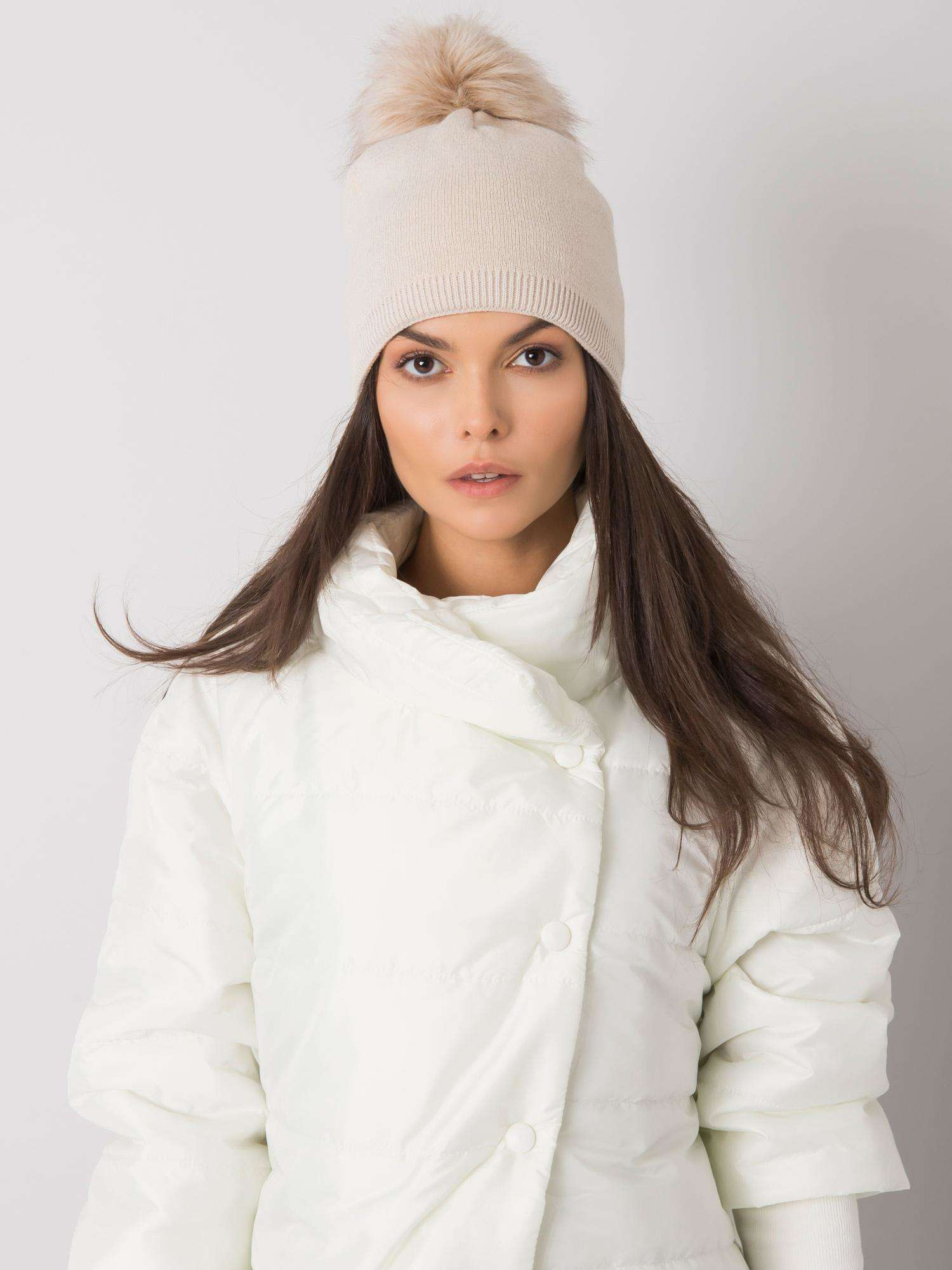 Béžová čiapka s chlpatým brmbolcom JK-SK-34.11-beige Veľkosť: ONE SIZE