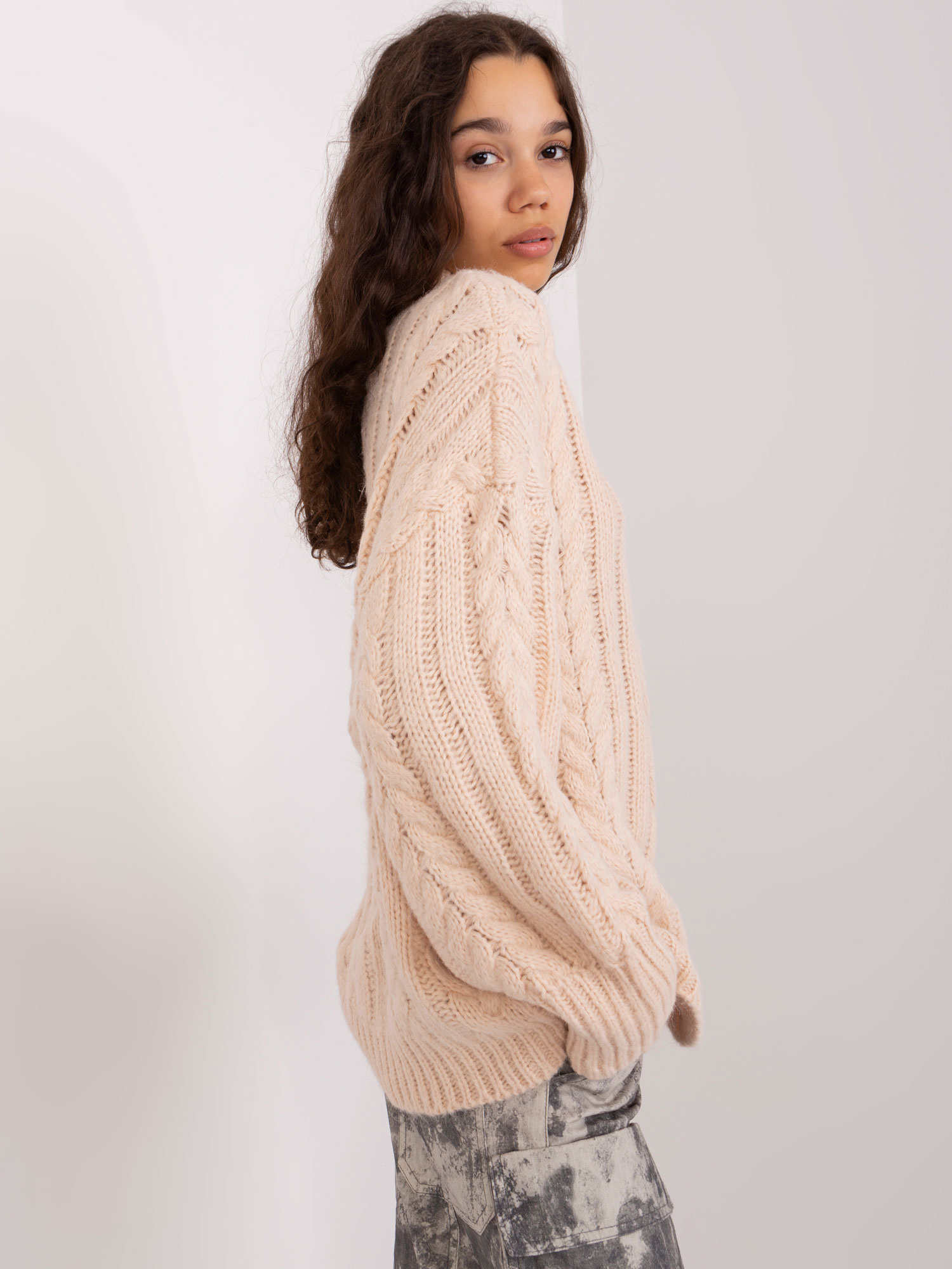 Svetlobéžový pletený sveter AT-SW-2363-2.30-light beige Veľkosť: ONE SIZE