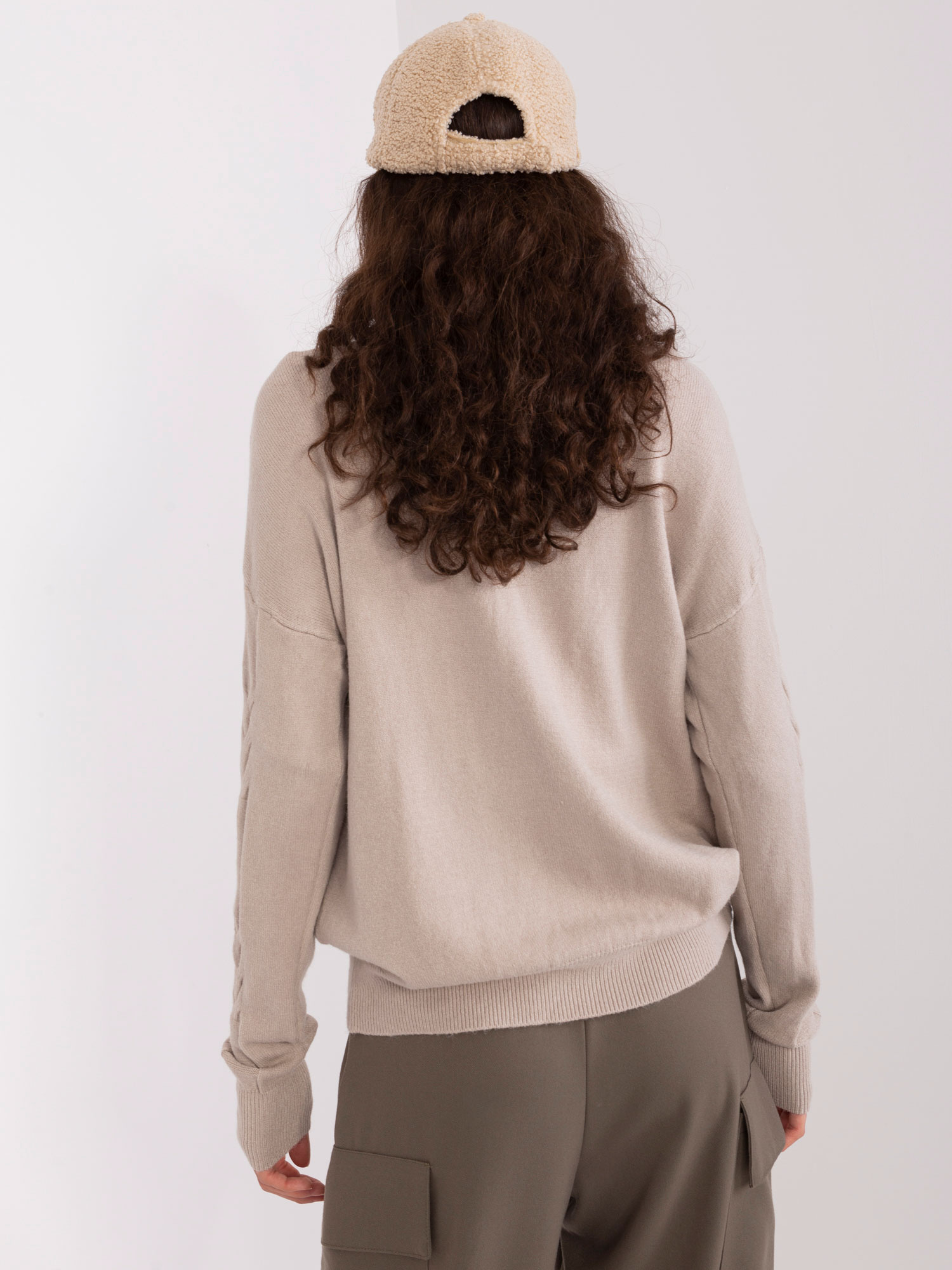 Béžový sveter s vrkôčikmi AT-SW-2340.43-beige Veľkosť: ONE SIZE