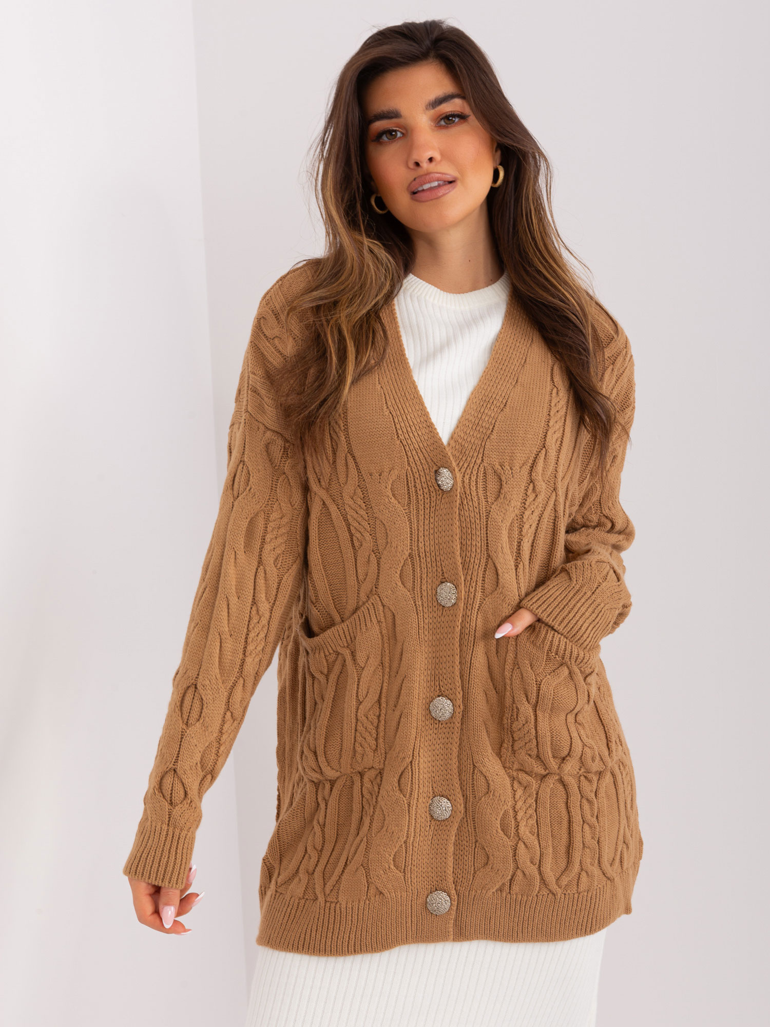 Hnedý dlhší sveter z ozdobnými gombíkmi a vreckami BA-SW-0241.89P-camel Veľkosť: ONE SIZE