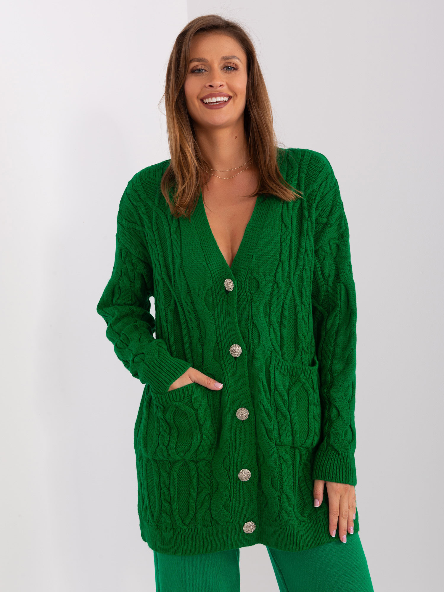 Zelený dlhší sveter z ozdobnými gombíkmi a vreckami BA-SW-0241.67P-green Veľkosť: ONE SIZE