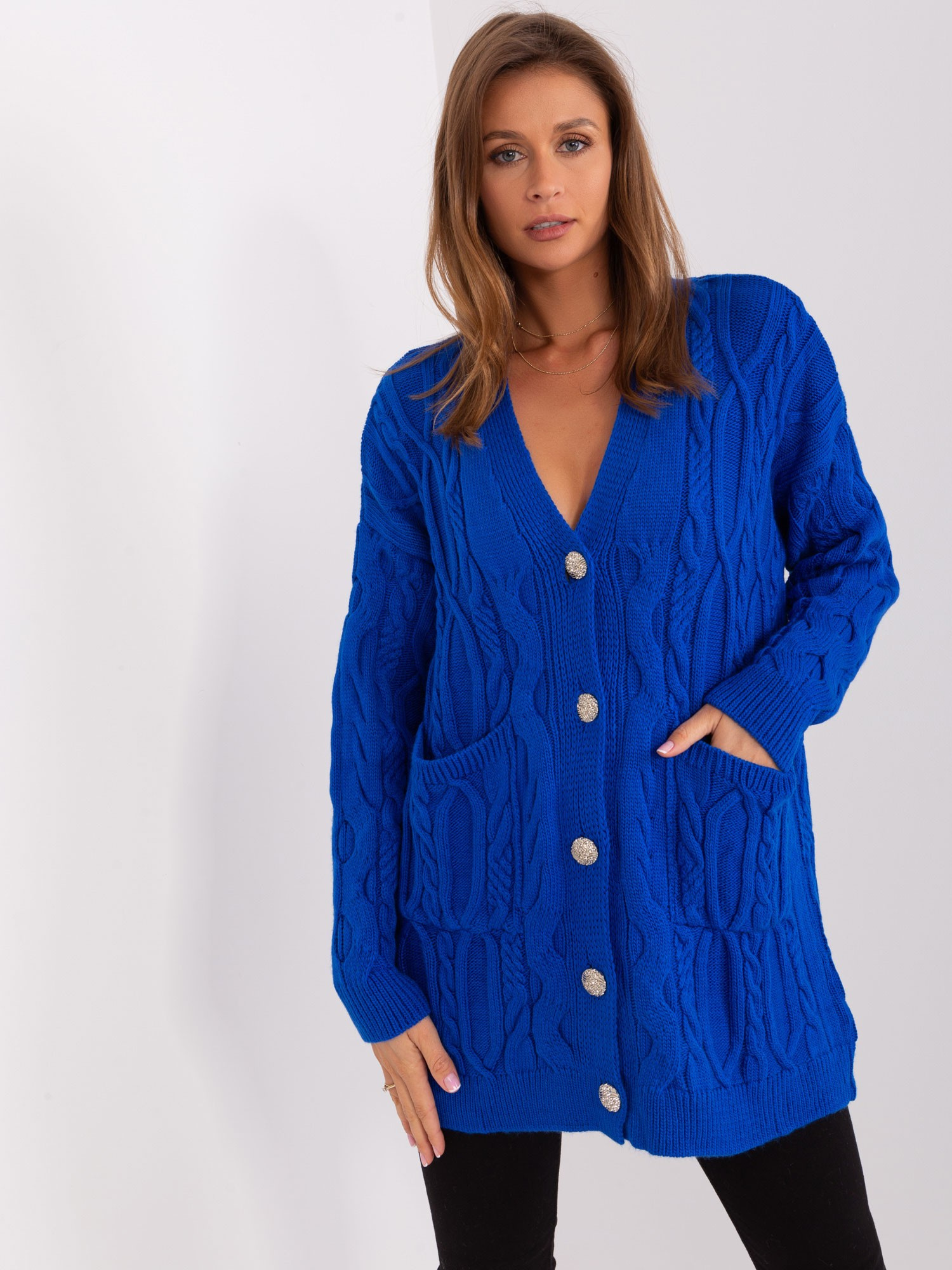 Modrý dlhší sveter z ozdobnými gombíkmi a vreckami BA-SW-0241.67P-cobalt Veľkosť: ONE SIZE