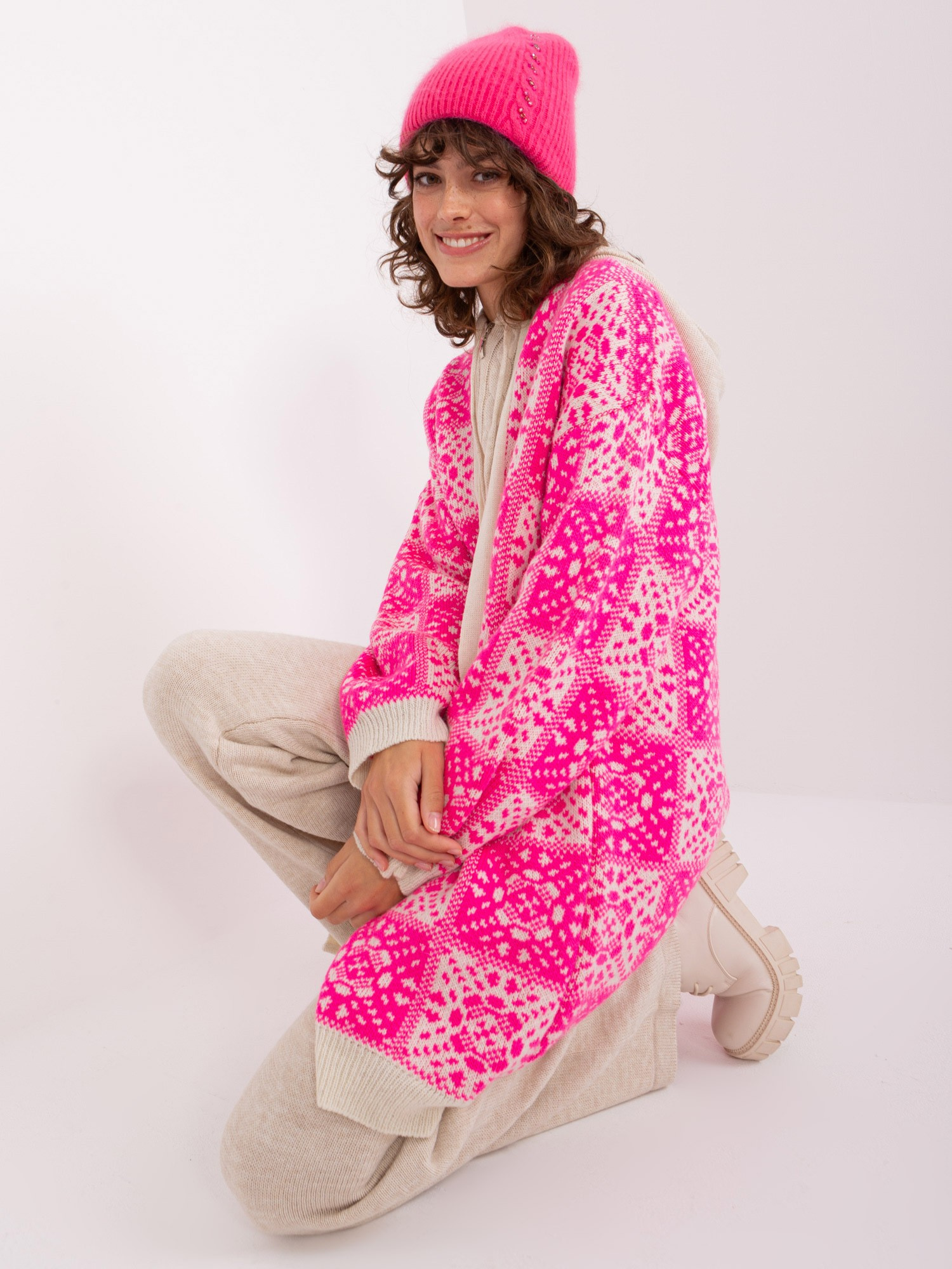 Tmavoružová zimná čiapka s aplikáciou AT-CZ-2328.38P-dark pink Veľkosť: ONE SIZE