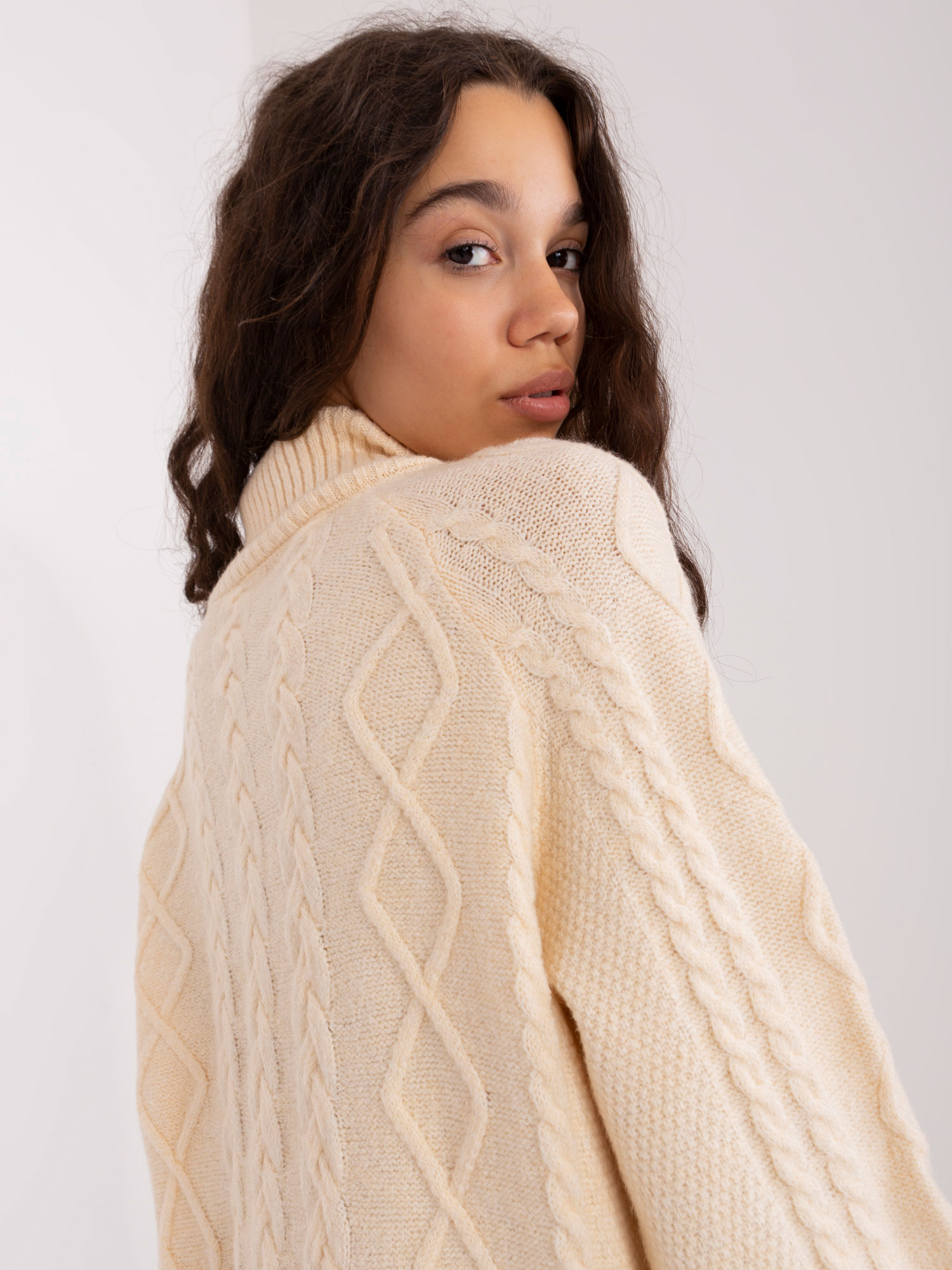 Svetlobéžový rolák s vrkočovým vzorom AT-SW-2355-2.12P-light beige Veľkosť: ONE SIZE