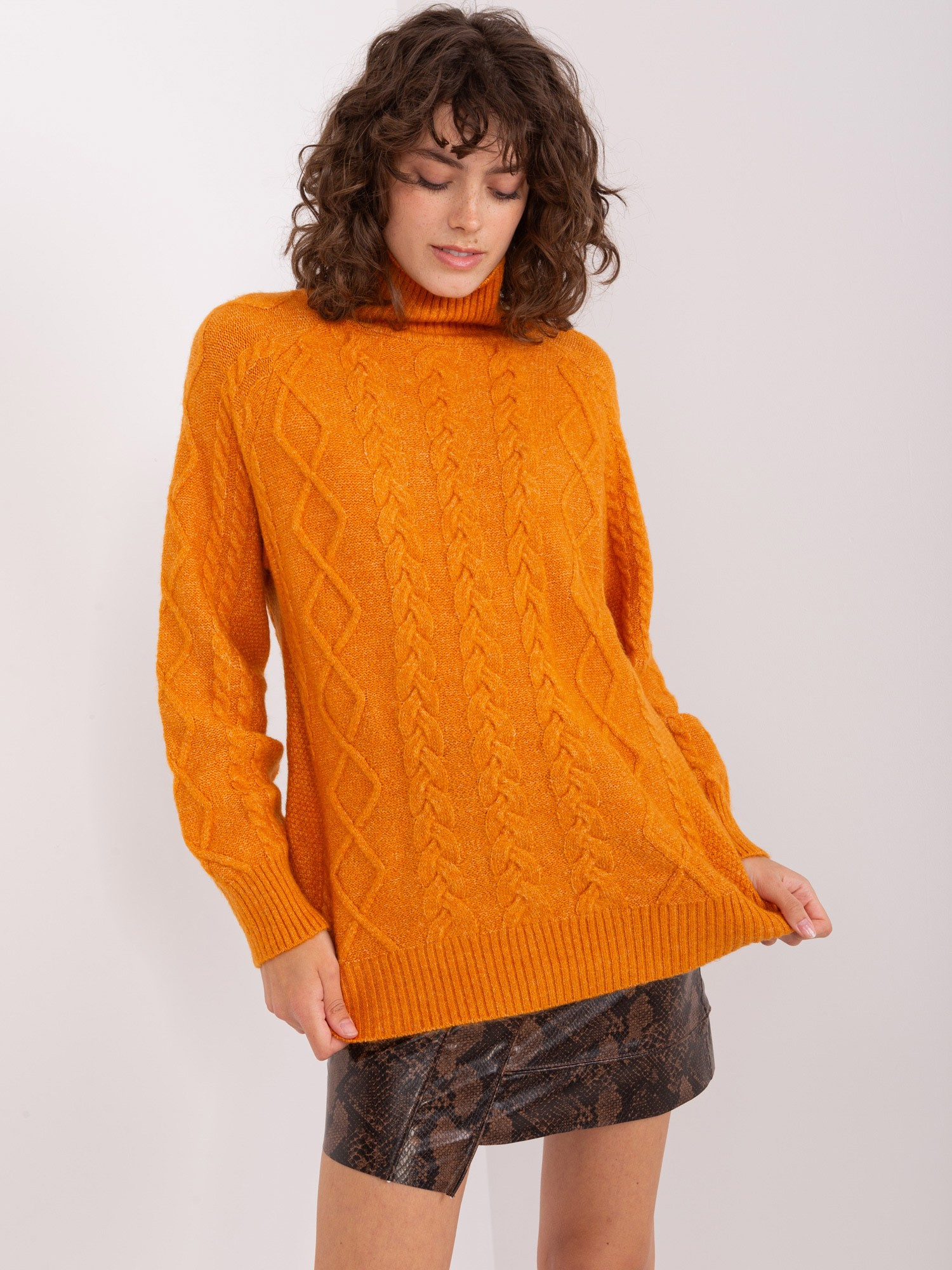 Oranžový vrkôčikový sveter s rolákom -AT-SW-2355-2.19P-light orange Veľkosť: ONE SIZE