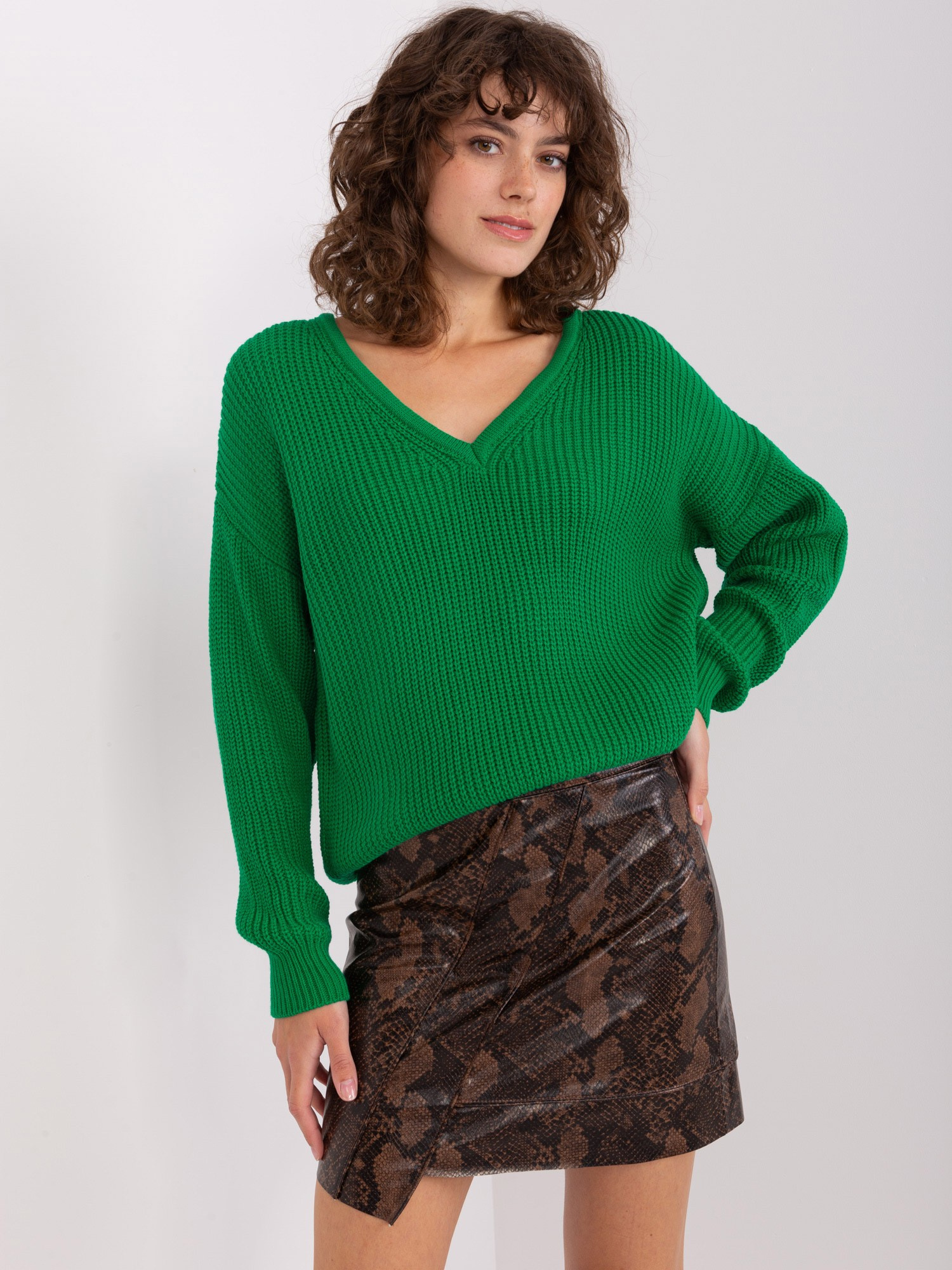 Zelený oversize sveter s výstrihom BA-SW-8029.76-green Veľkosť: ONE SIZE