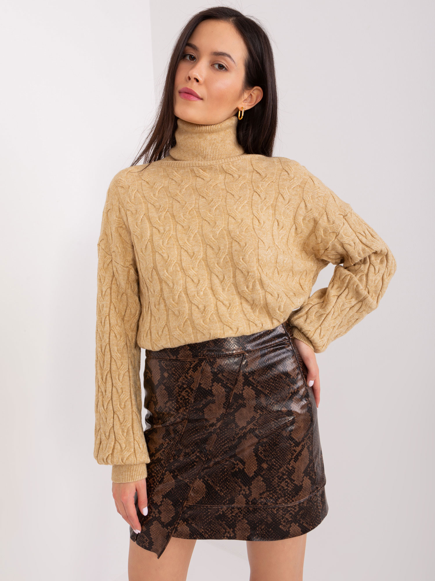 Camel vrkôčikový sveter s rolákom AT-SW-2348.95-camel Veľkosť: ONE SIZE