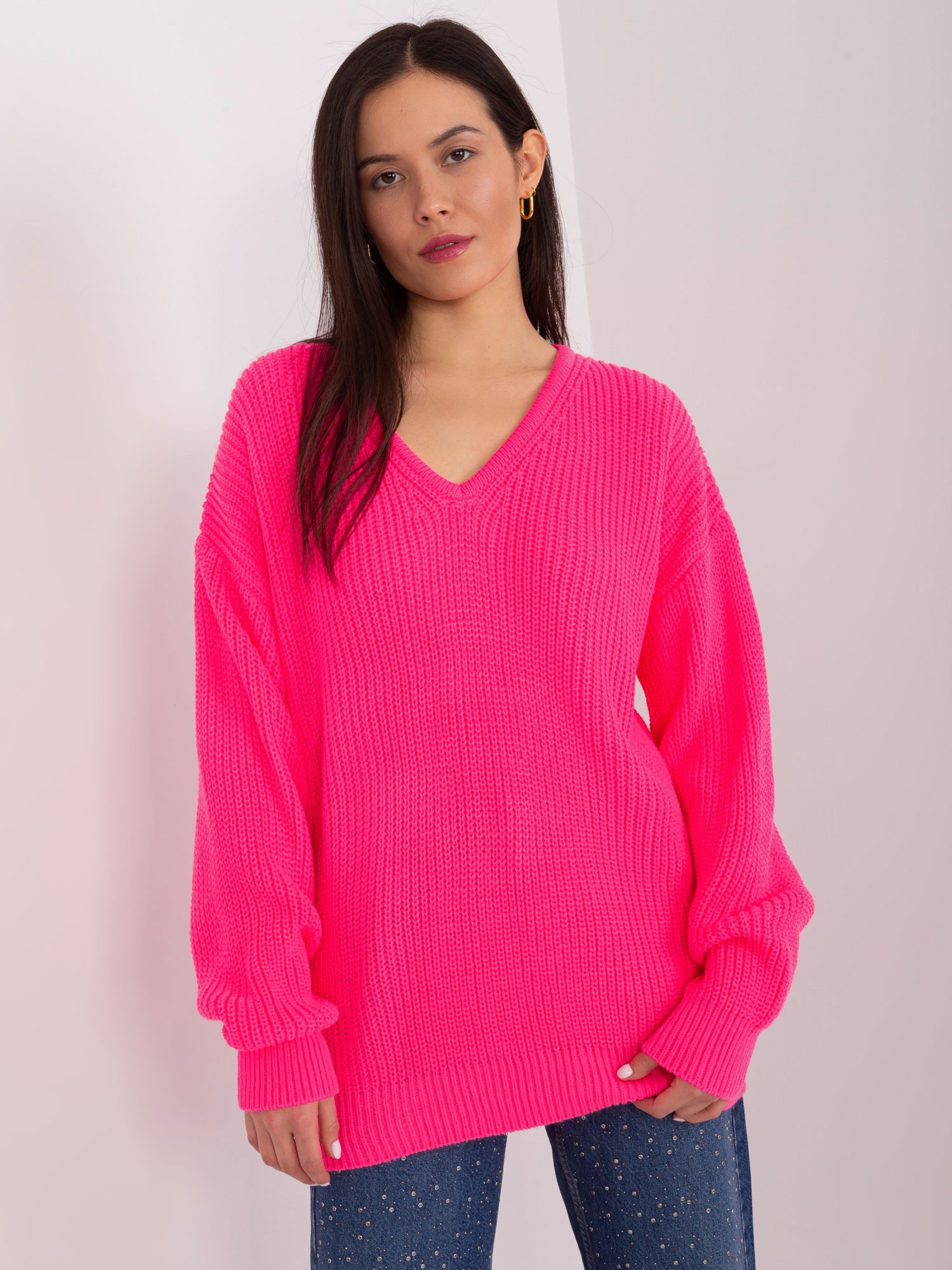 NEÓNOVO RUŽOVÝ OVERSIZE SVETER S VÝSTRIHOM -BA-SW-8029.94P-FLUO PINK Veľkosť: ONE SIZE