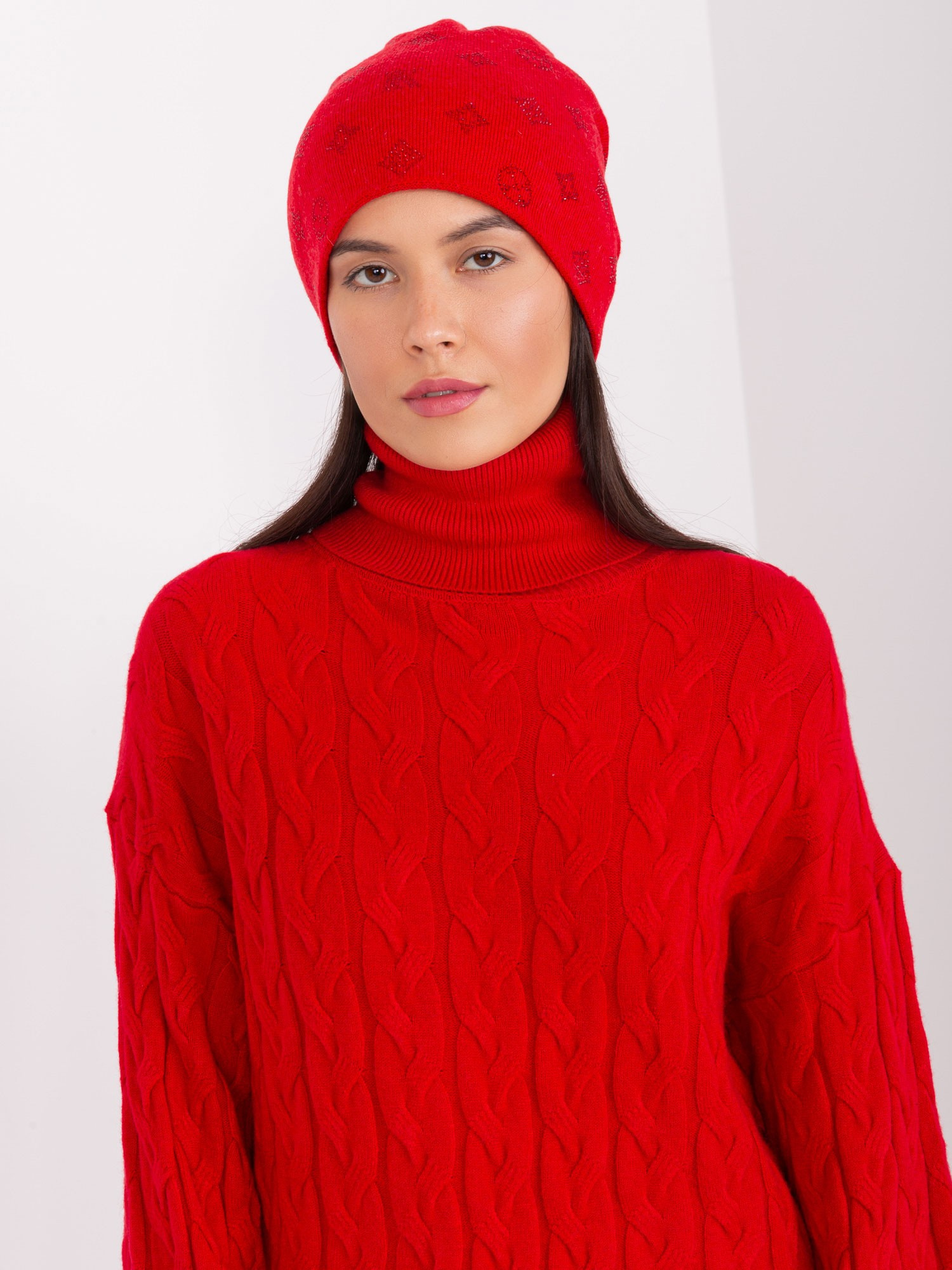 Červená čiapka s kamienkami -AT-SK-2325.96-czerwony Veľkosť: ONE SIZE