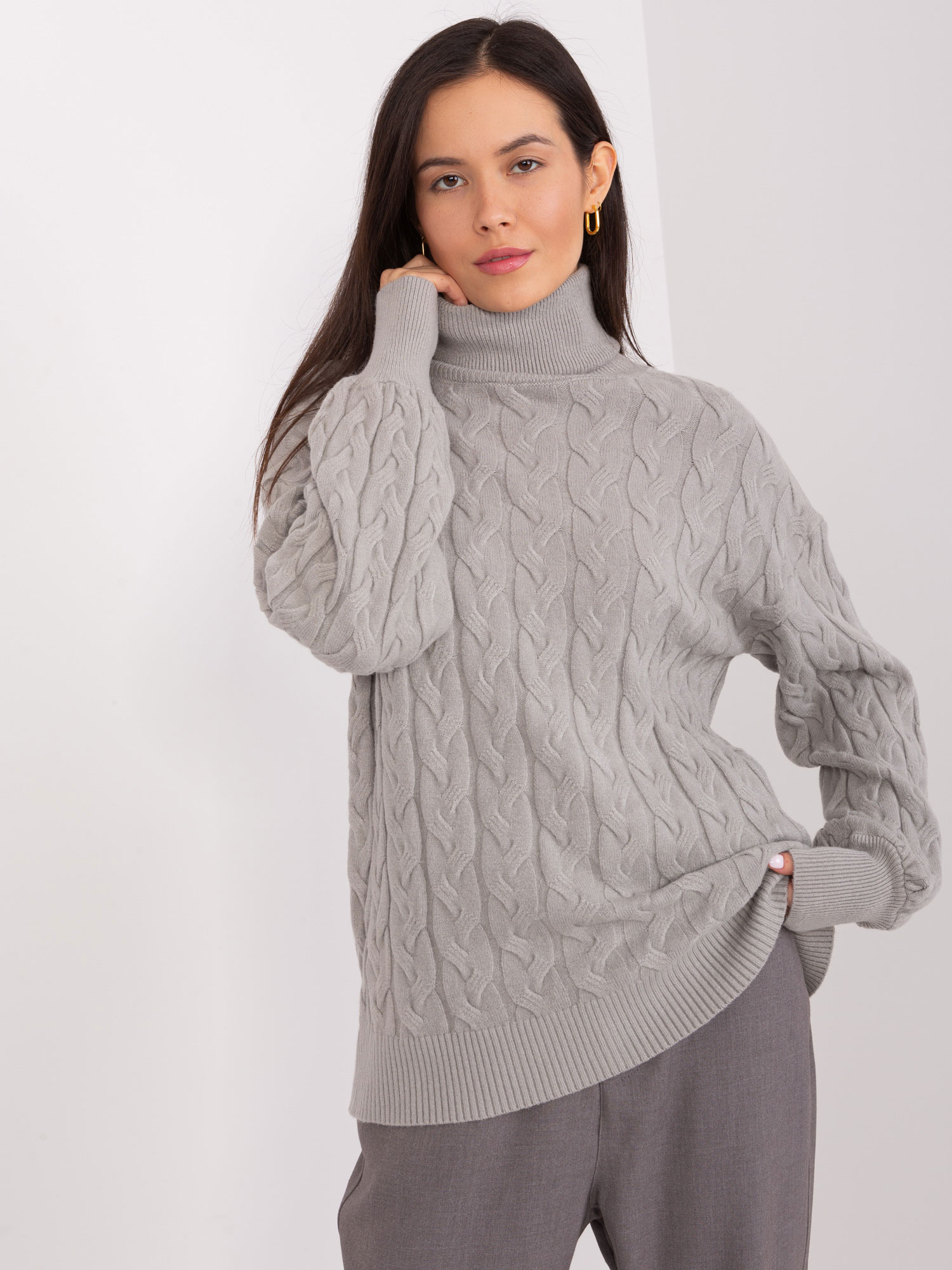 Sivý rolák s vrkočovým vzorom -AT-SW-2348.88-szary Veľkosť: ONE SIZE