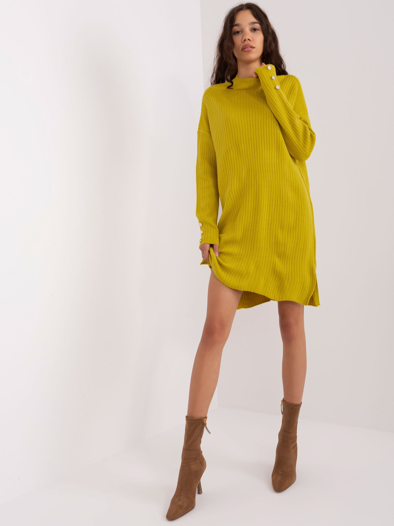 Limetkové pletené šaty s ozdobnými gombíkmi na rukávoch TO-TU-3010.60-olive Veľkosť: ONE SIZE