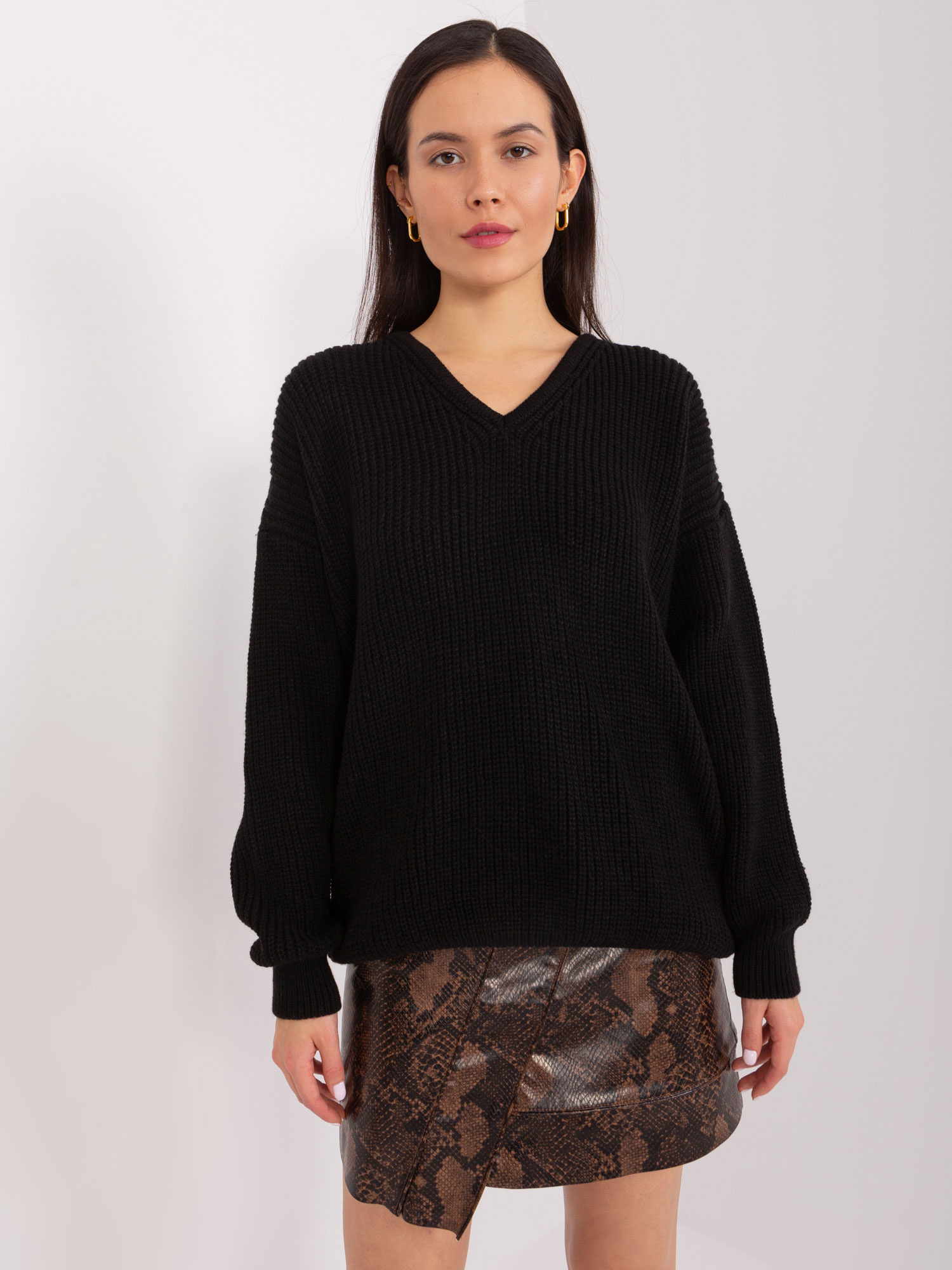 Čierny oversize sveter s výstrihom do V BA-SW-8029.49P-black Veľkosť: ONE SIZE