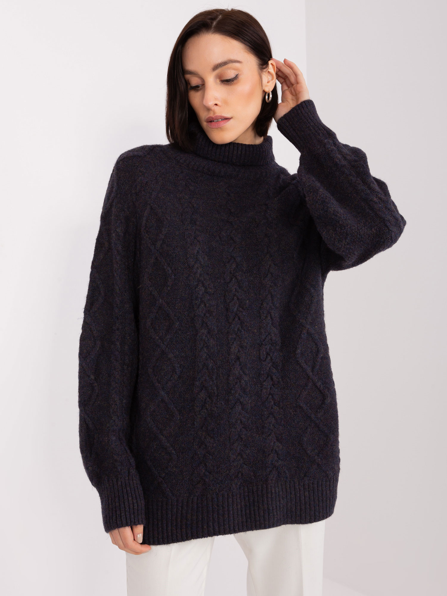 Čierny rolák s vrkôčikovým vzorom AT-SW-2355-2.30X-black Veľkosť: ONE SIZE