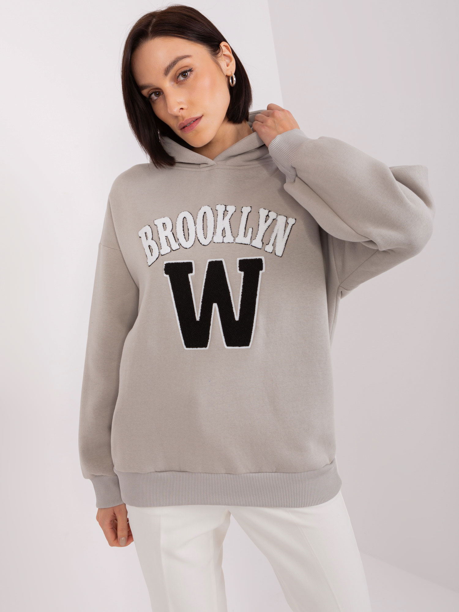 TMAVOSIVÁ MIKINA S NÁPISOM BROOKLYN EM-BL-656-3.99P-GREY Veľkosť: ONE SIZE