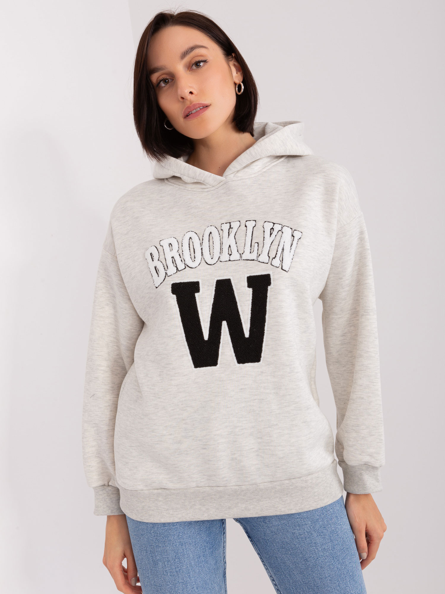 SVETLOSIVÁ MIKINA S NÁPISOM BROOKLYN EM-BL-656-3.99P-LIGHT GREY Veľkosť: ONE SIZE