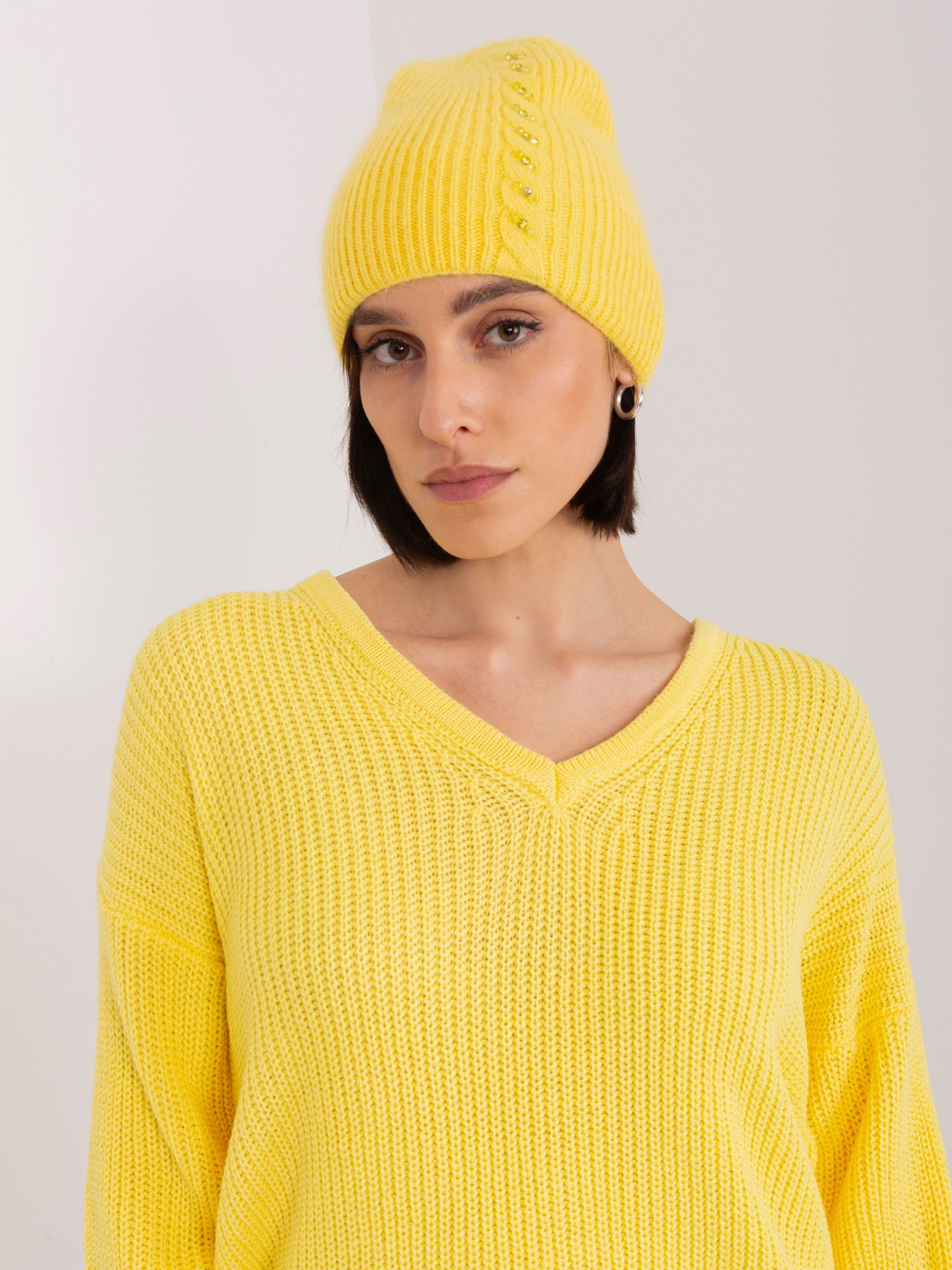 Žltá zimná čiapka s aplikáciou kamienkov AT-CZ-2328.41X-yellow Veľkosť: ONE SIZE