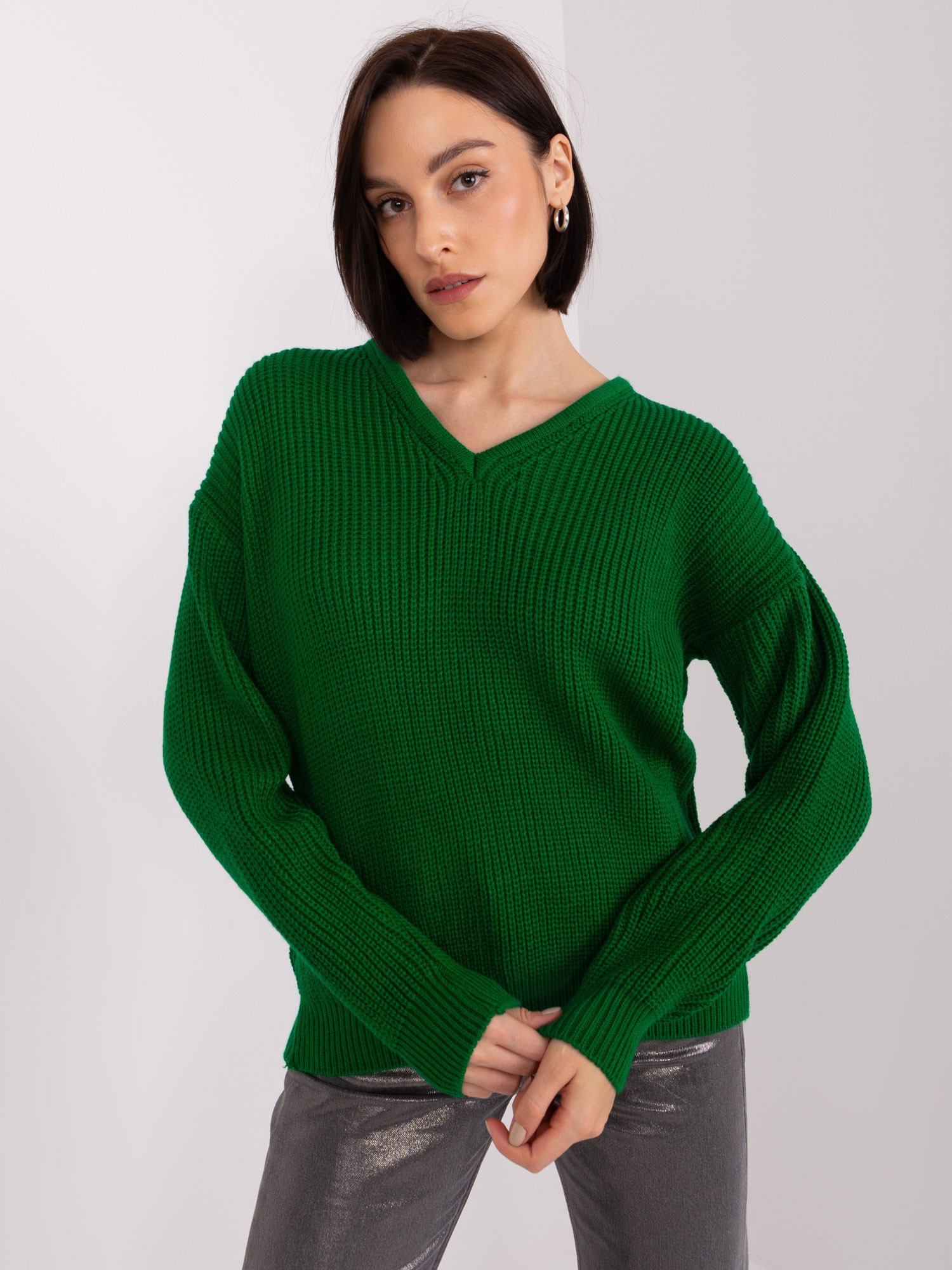 Tmavozelený oversize sveter s výstrihom do V -BA-SW-8029.75P-dark green Veľkosť: ONE SIZE