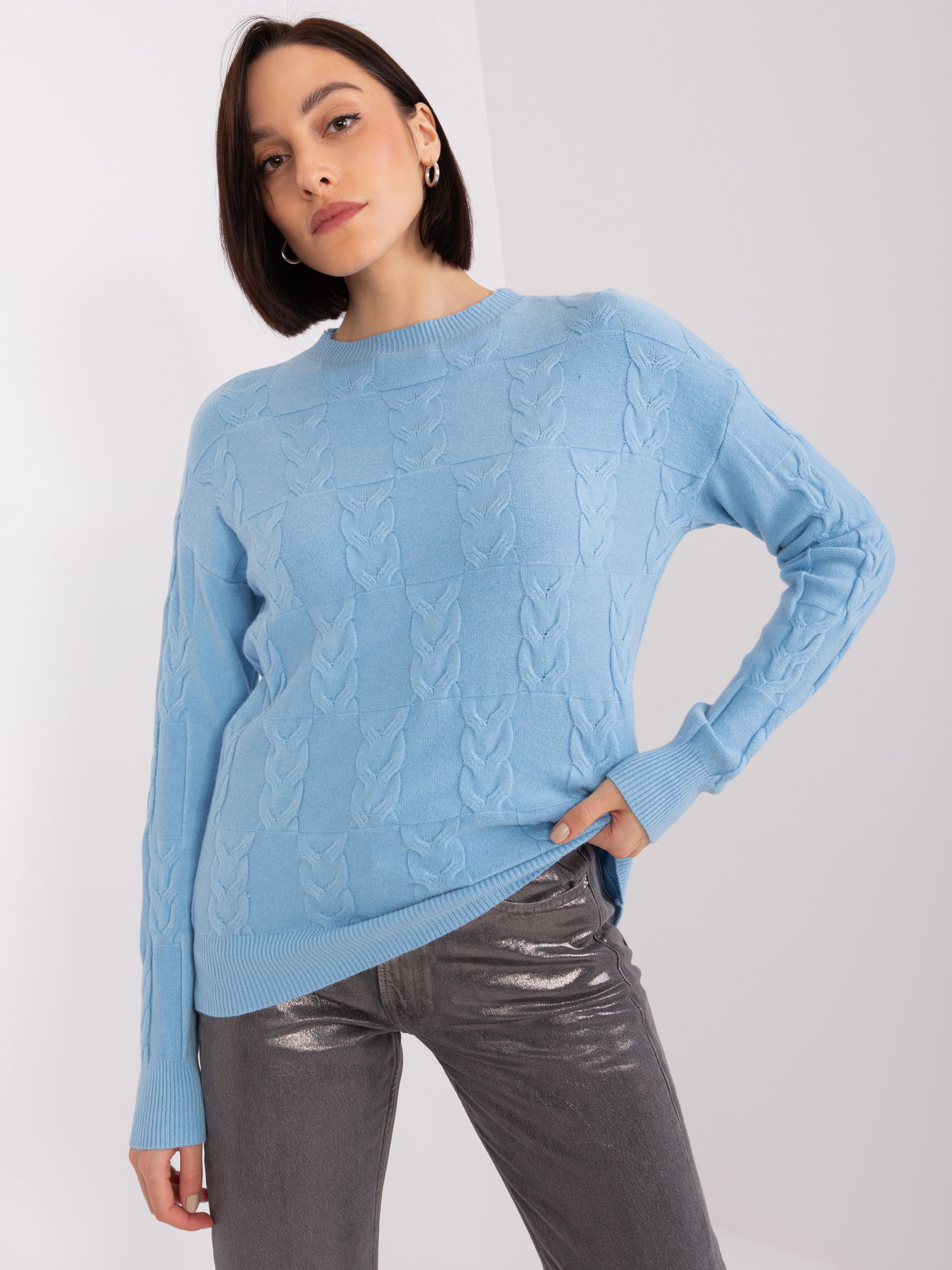 Svetlomodrý sveter s vrkôčikmi -AT-SW-2340.43-light blue Veľkosť: ONE SIZE