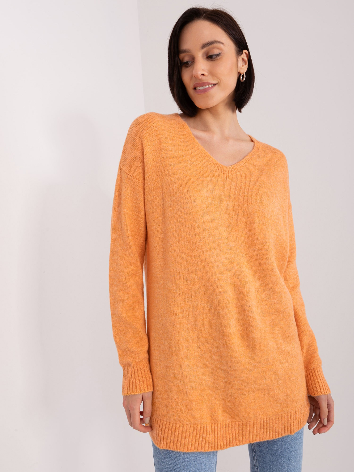 Svetlo oranžový oversize sveter s výstrihom do V TO-SW-1810.13-light orange Veľkosť: ONE SIZE