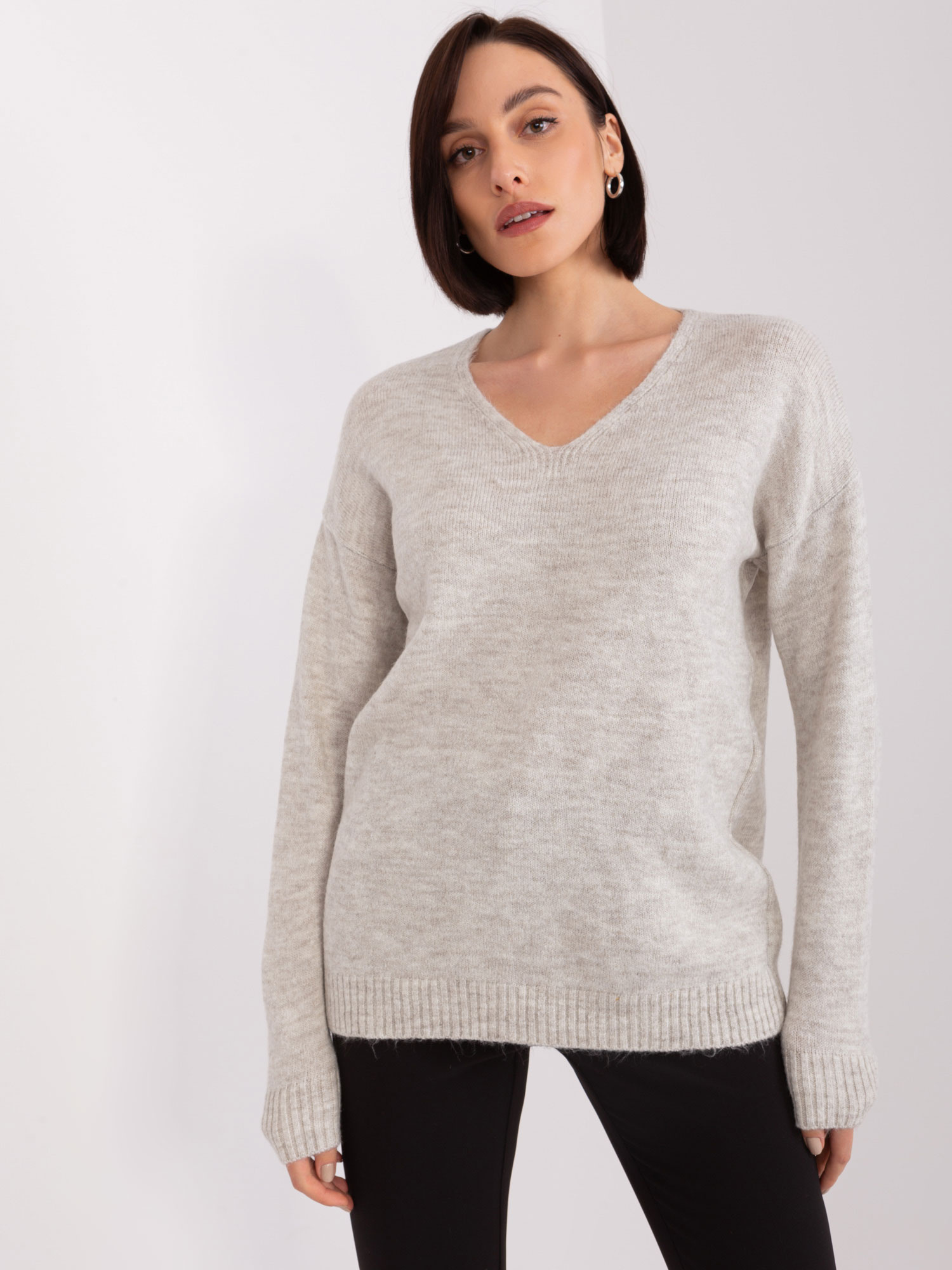 Svetlobéžový oversize sveter s výstrihom do V TO-SW-1810.25X-light beige Veľkosť: ONE SIZE
