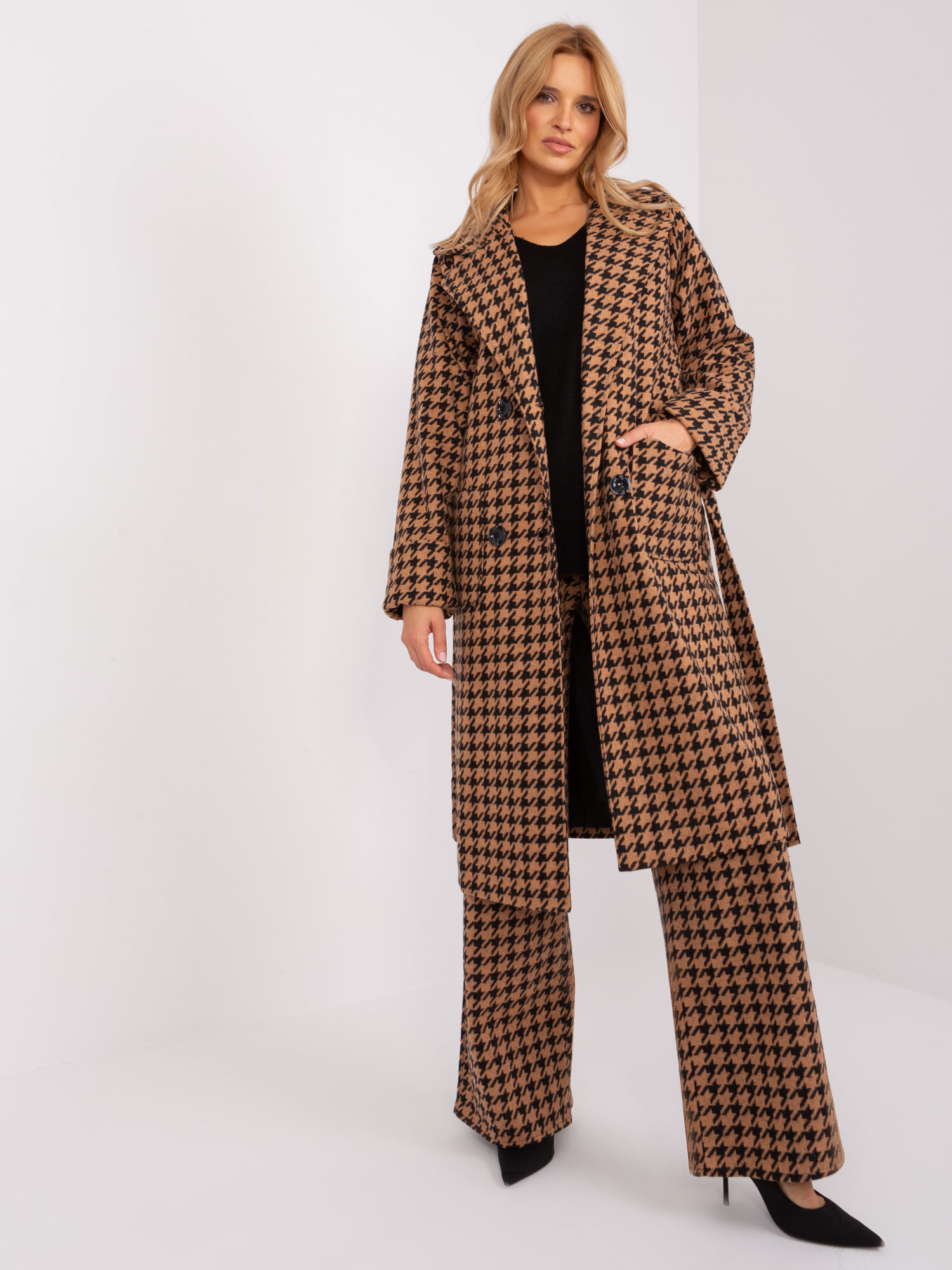 Hnedý kabát so vzorom kohúti stopy LK-PL-509407.96P-camel Veľkosť: S/M