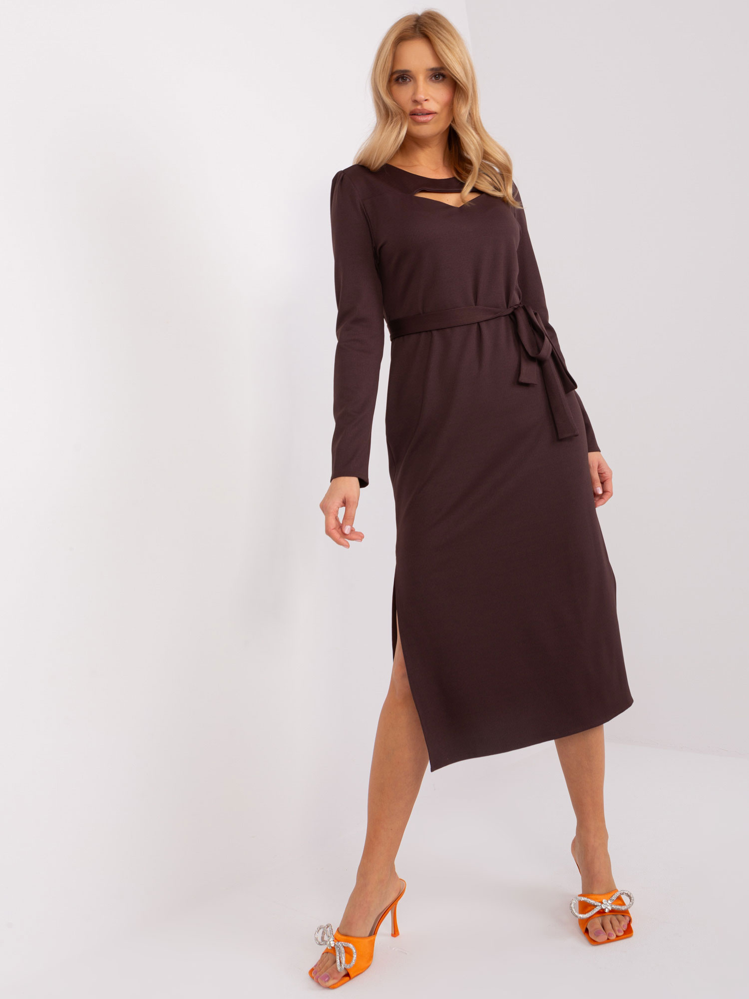 Tmavohnedé midi šaty s pásikom LK-SK-509447.75P-dark brown Veľkosť: L/XL