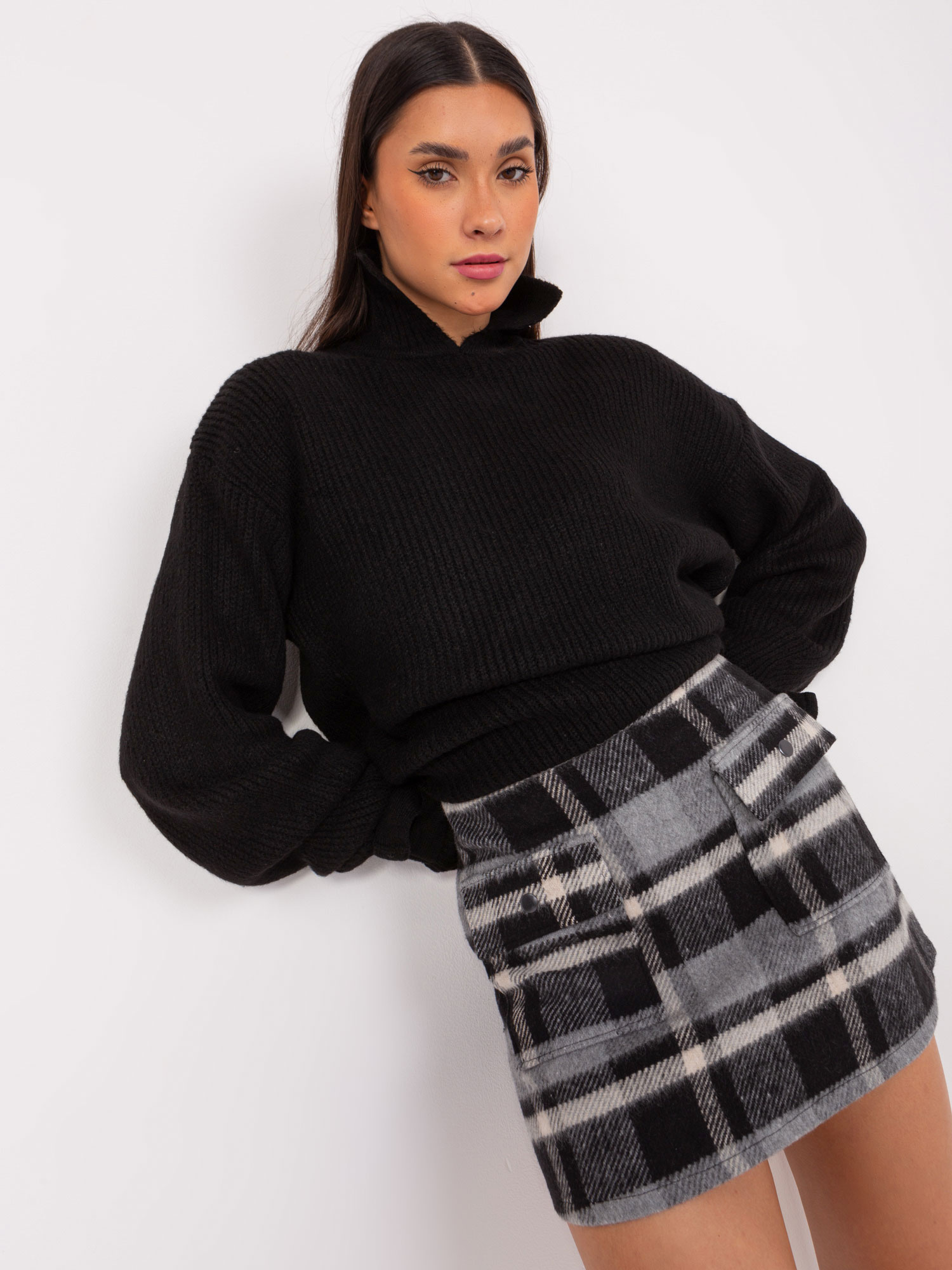 Tmavosivá károvaná mini sukňa s vreckami LK-SD-508389.06P-dark grey Veľkosť: S