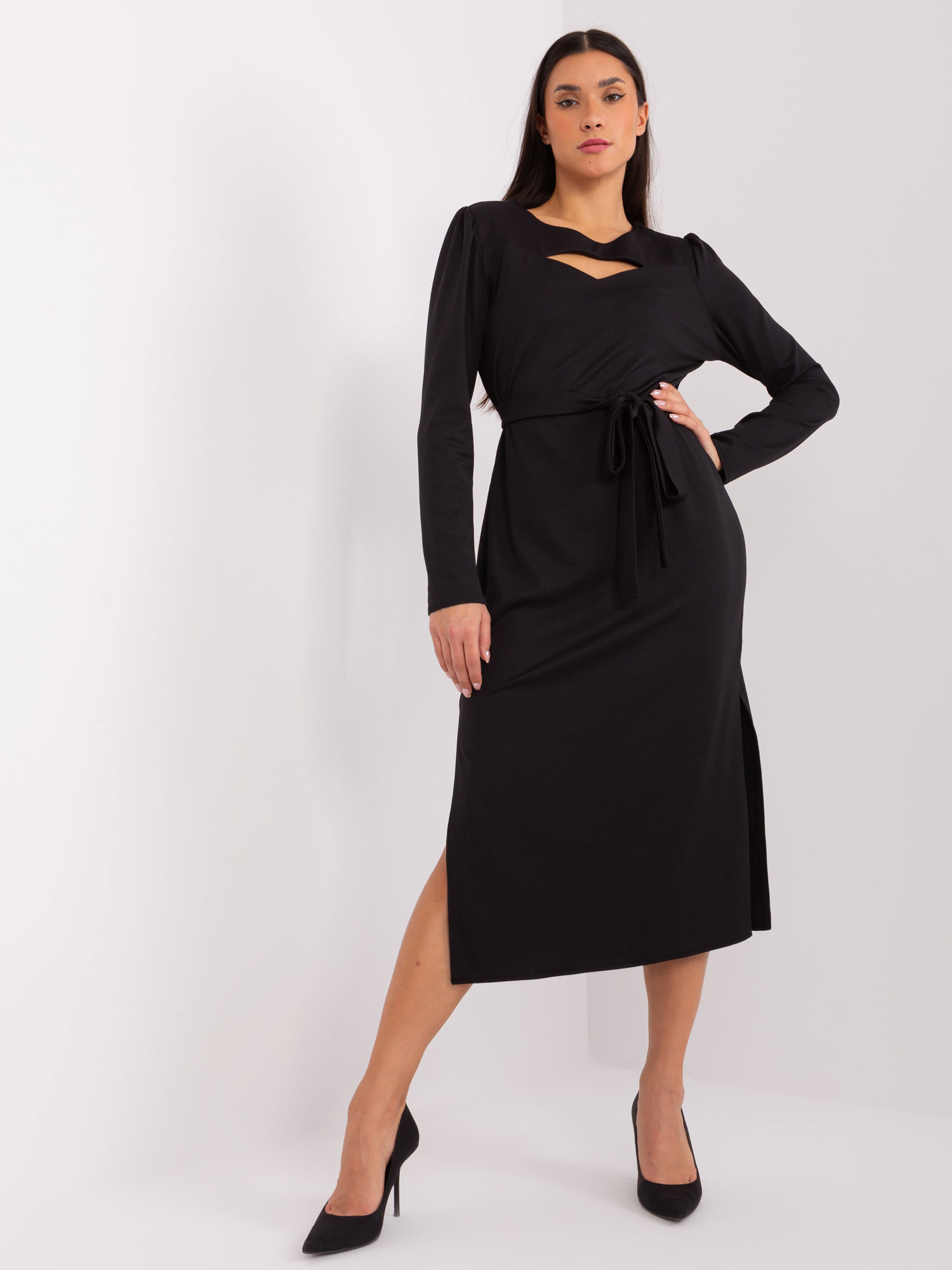 Čierne midi šaty s pásikom LK-SK-509447.75P-black Veľkosť: S/M