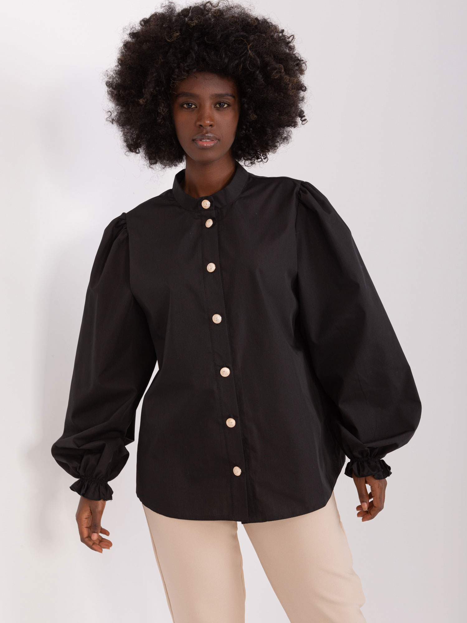 Čierna košeľa s naberanými rukávmi LK-KS-509484.87-black Veľkosť: L/XL