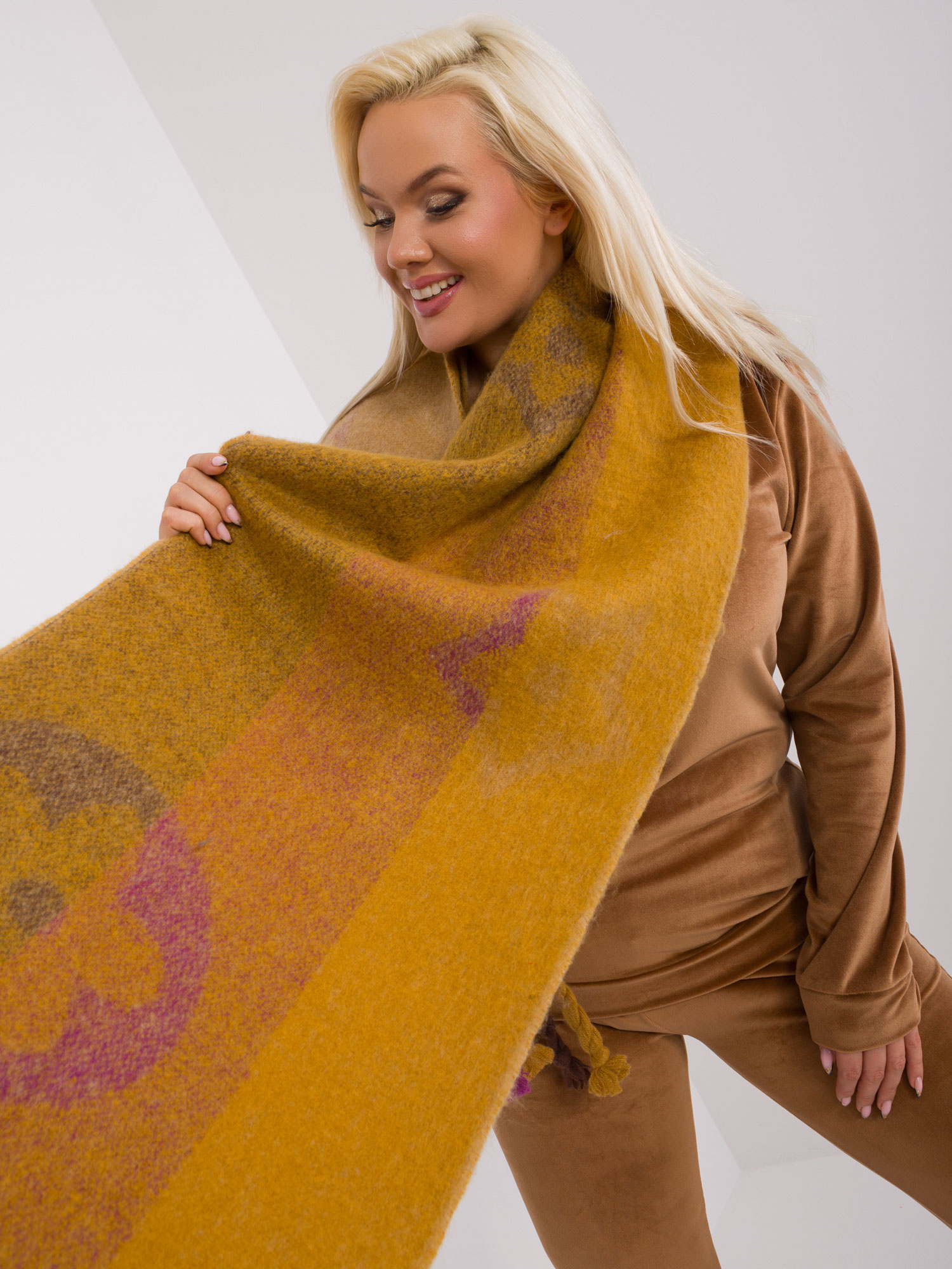 Horčicový široký šál so strapcami AT-SZ-2316.01P-dark yellow Veľkosť: ONE SIZE