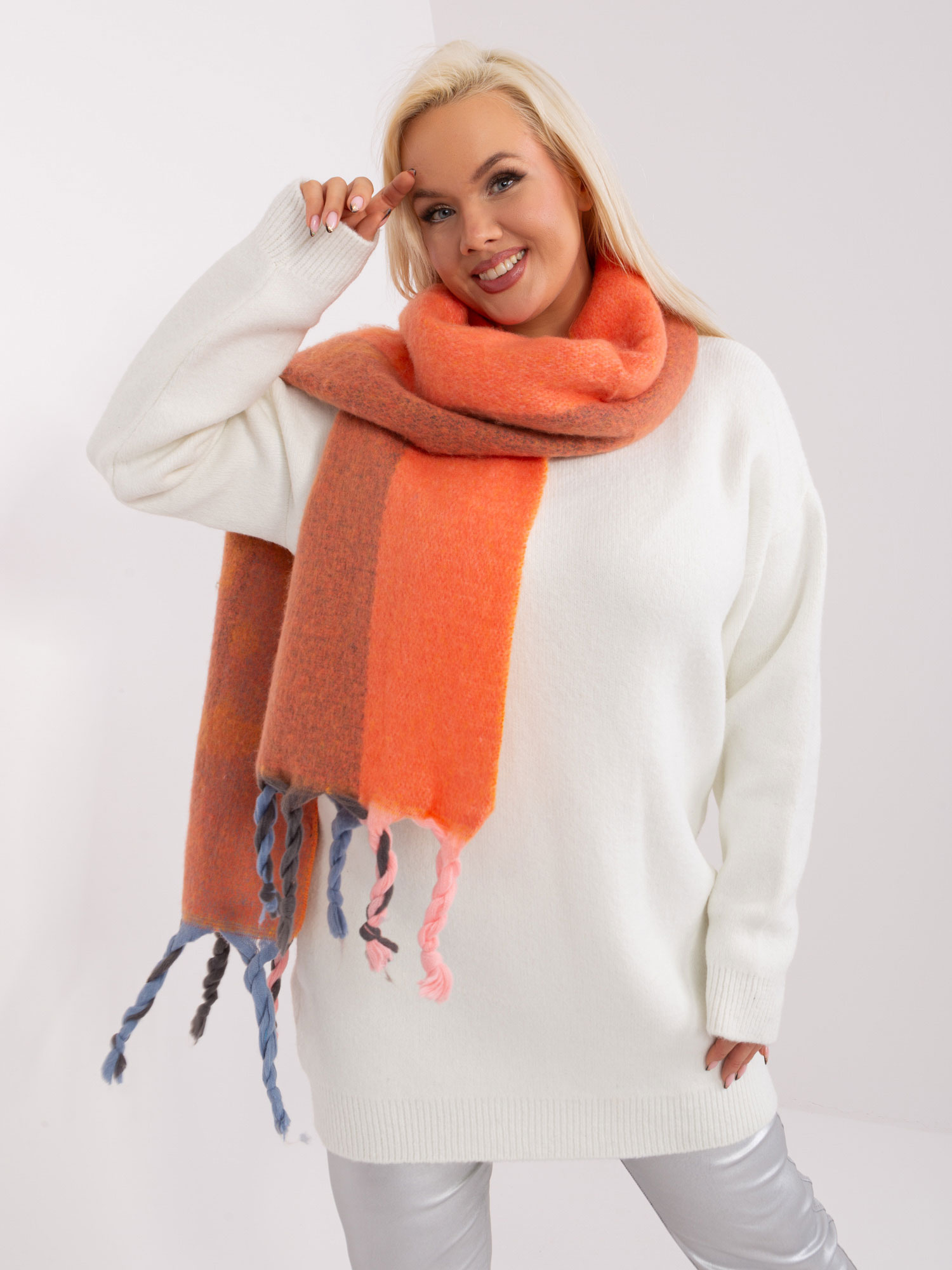 Oranžový široký šál so strapcami AT-SZ-2316.01P-orange Veľkosť: ONE SIZE