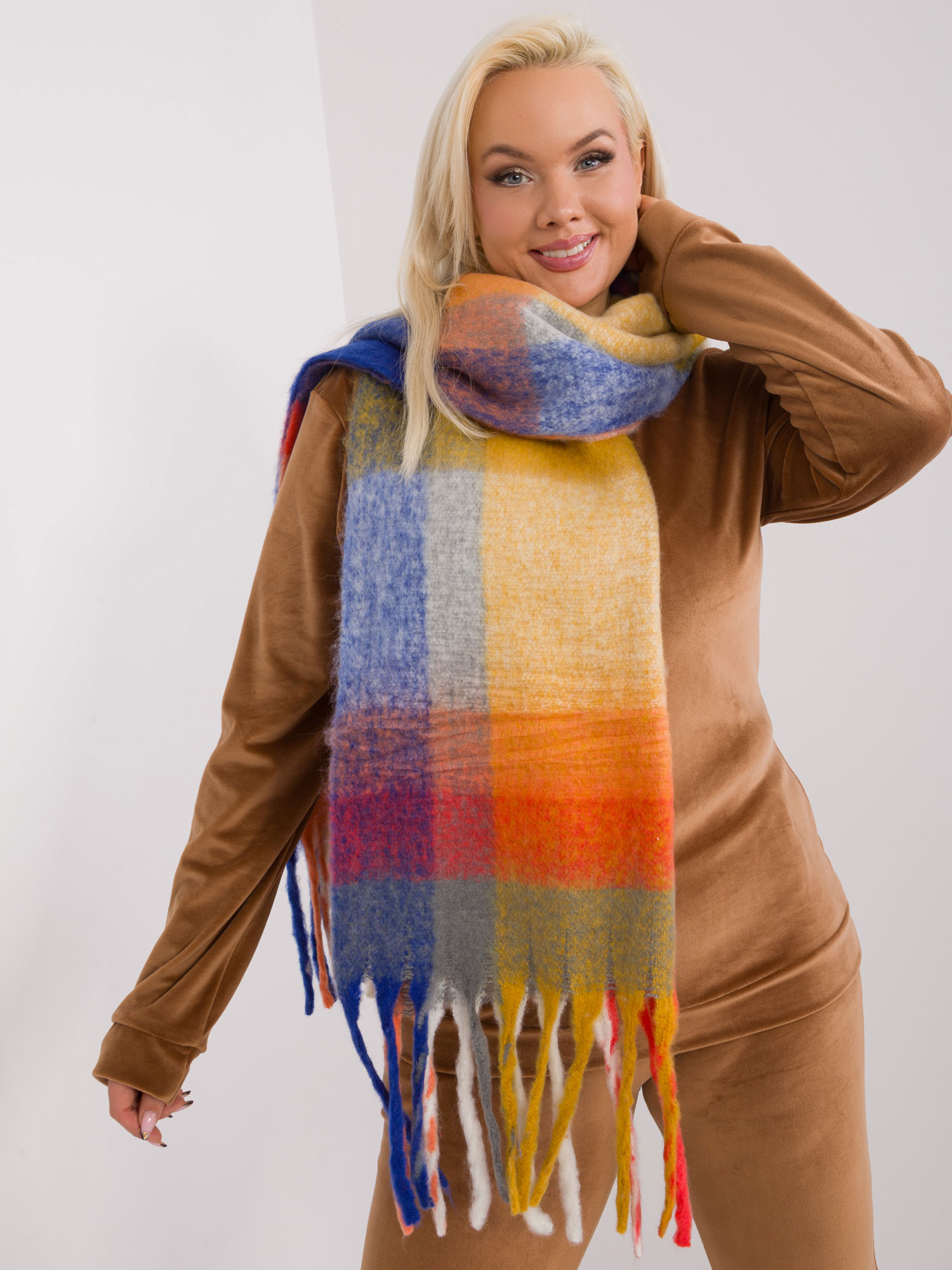 Tmavožltý károvaný šál so strapcami AT-SZ-2313.31-dark yellow Veľkosť: ONE SIZE