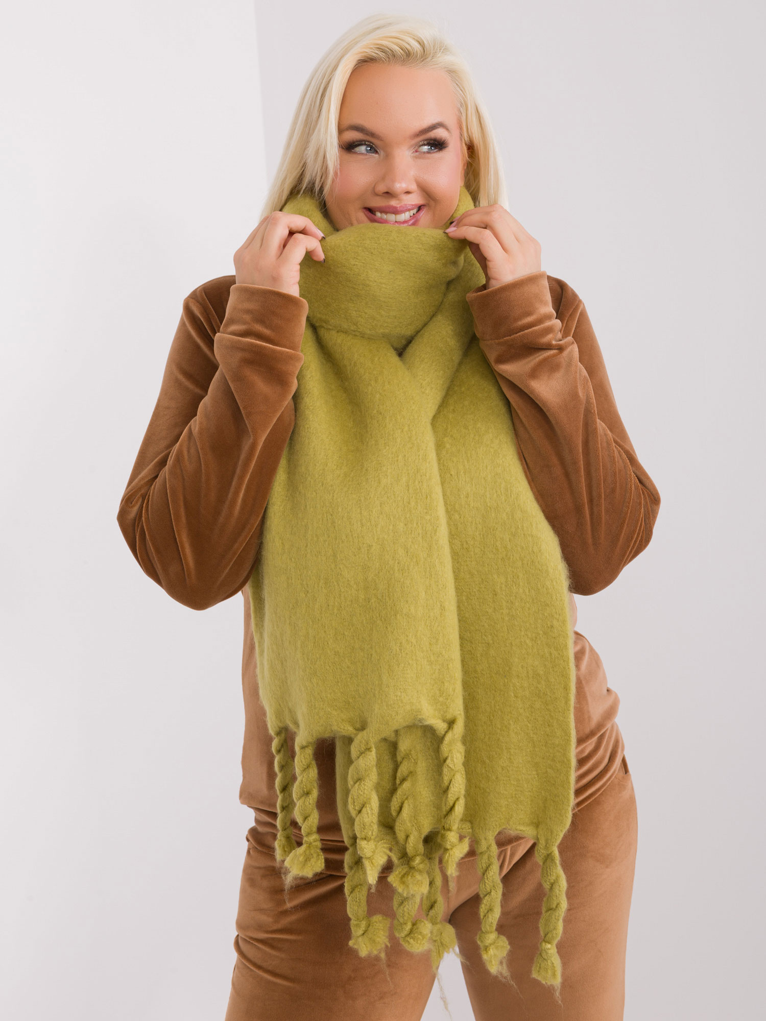 Olivovo zelený šál s vrkočmi -AT-SZ-2313502.63P-olive Veľkosť: ONE SIZE