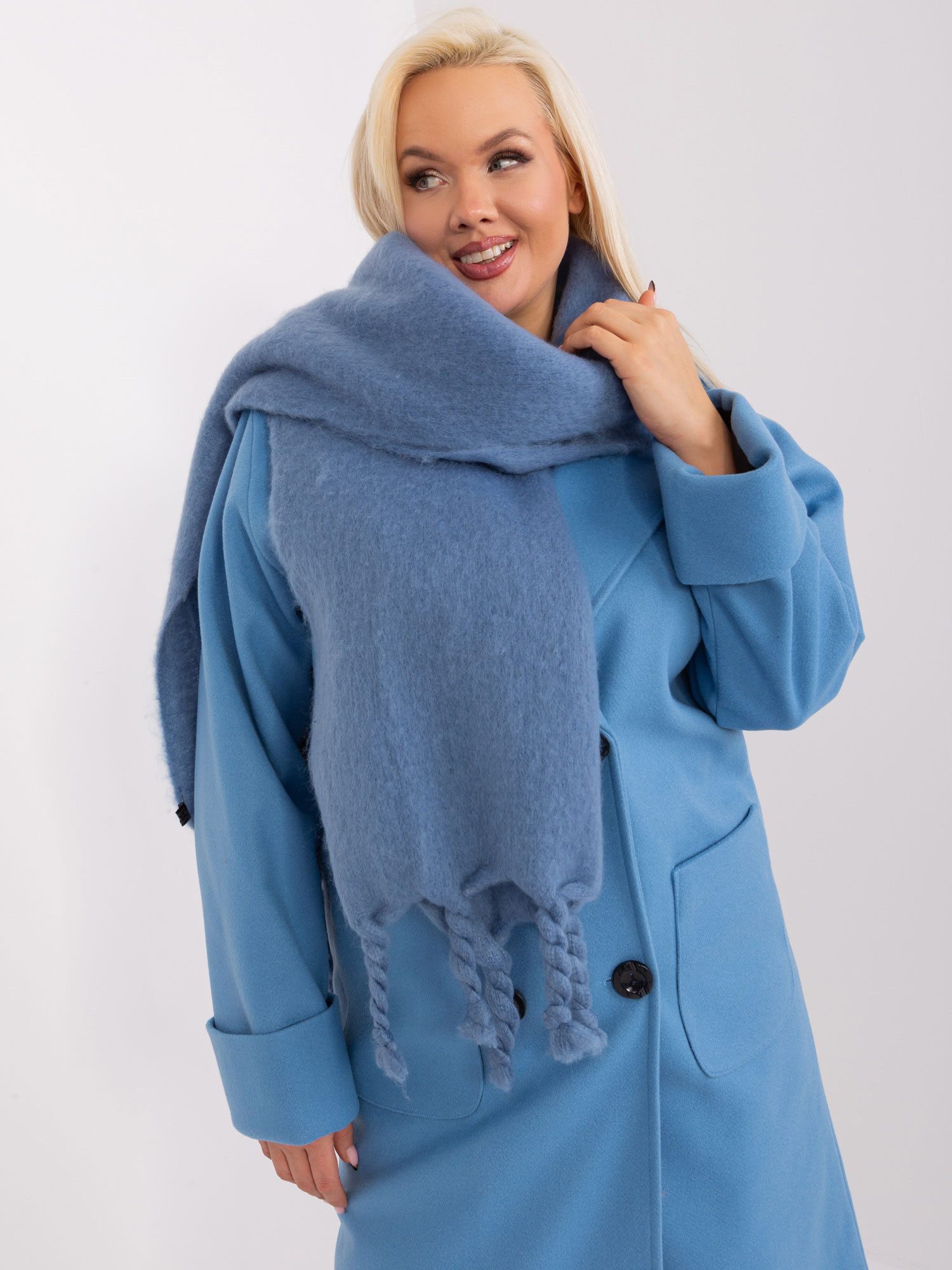 Modrý šál s vrkočmi AT-SZ-2313502.71P-dark blue Veľkosť: ONE SIZE