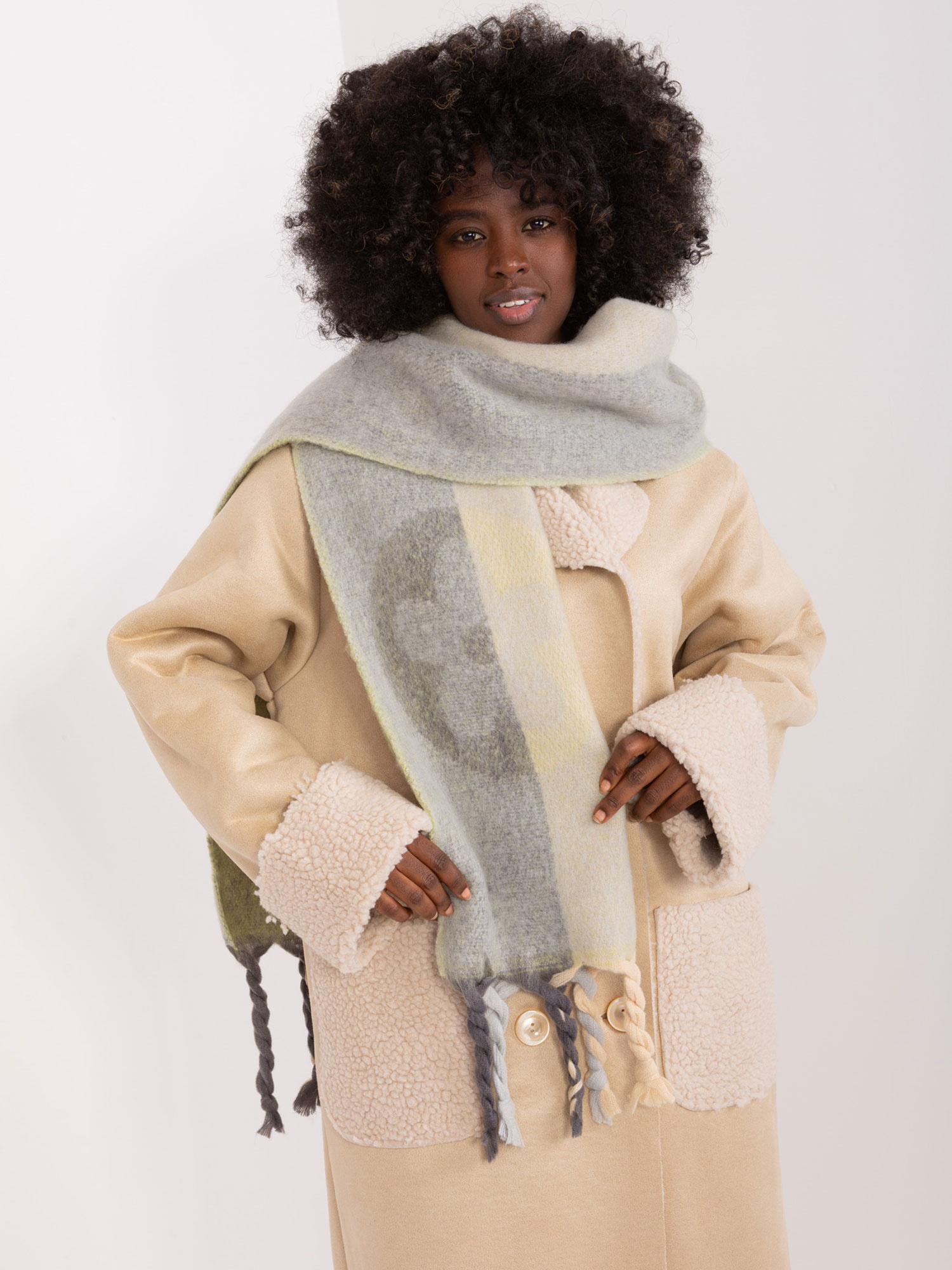 Svetlozelený šál s vrkočmi a vzormi -AT-SZ-2316.79-light green Veľkosť: ONE SIZE