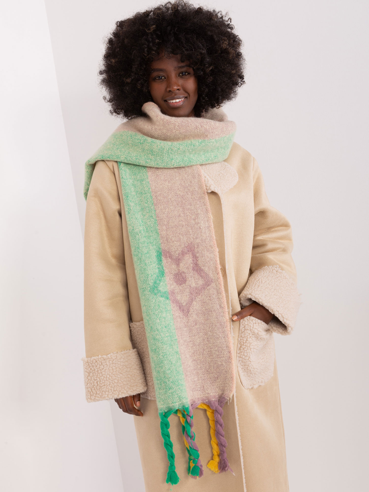 Viacfarebný šál s vrkočmi a vzormi -AT-SZ-2316.44P-beige Veľkosť: ONE SIZE