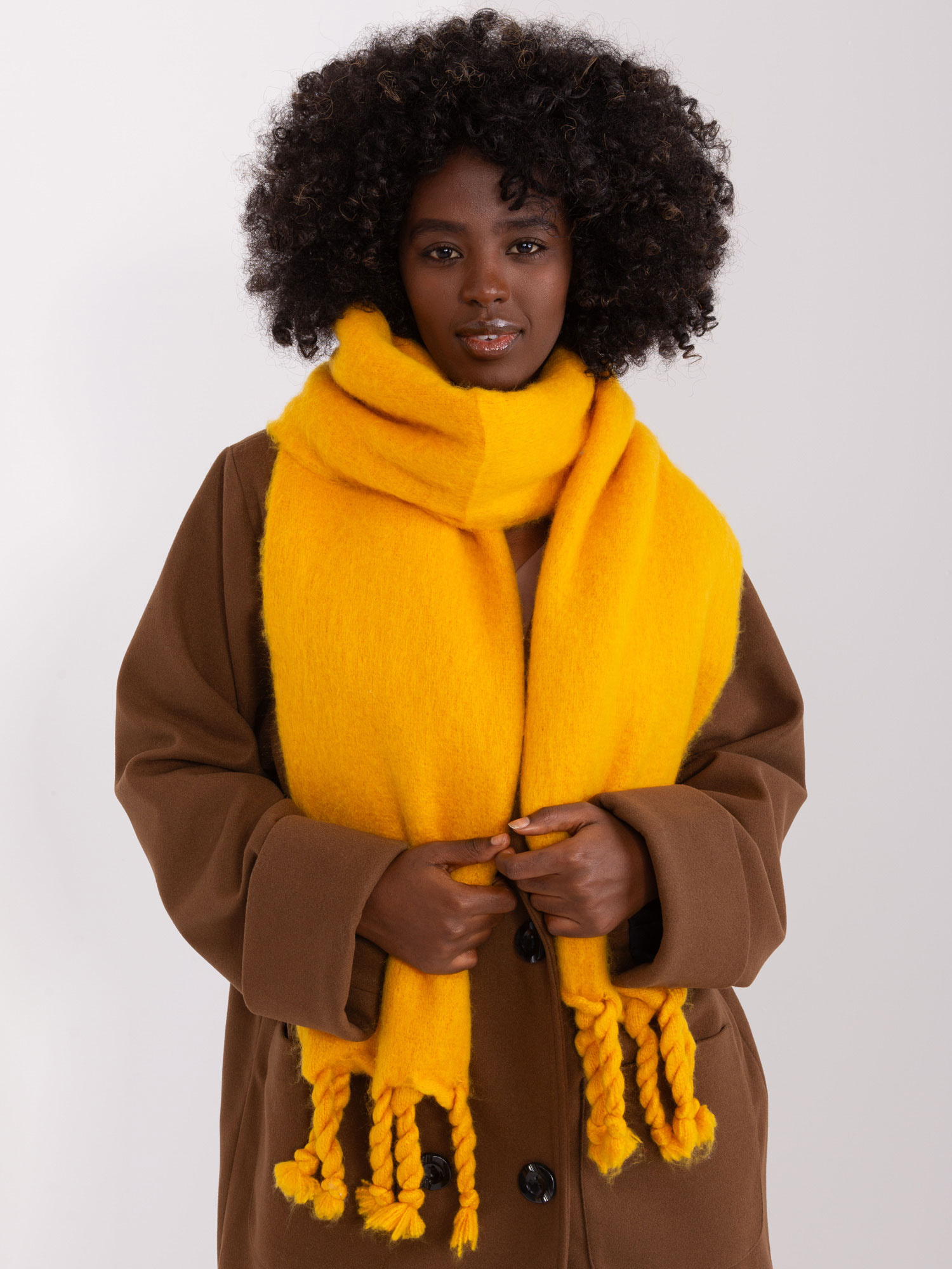 Tmavožltý šál s vrkočmi AT-SZ-2313502.94P-dark yellow Veľkosť: ONE SIZE