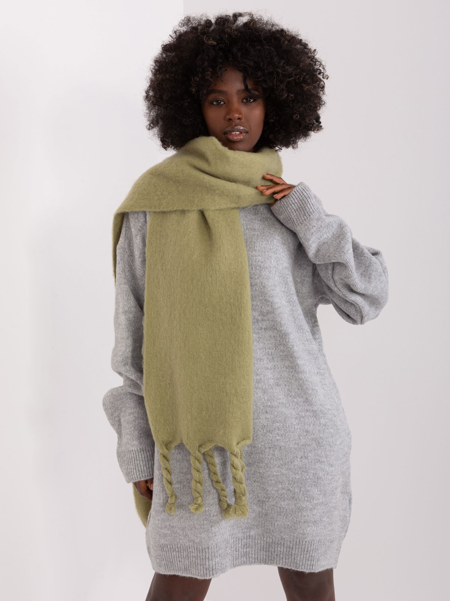 Khaki šál s vrkočmi -AT-SZ-2313502.76P-pistacio Veľkosť: ONE SIZE