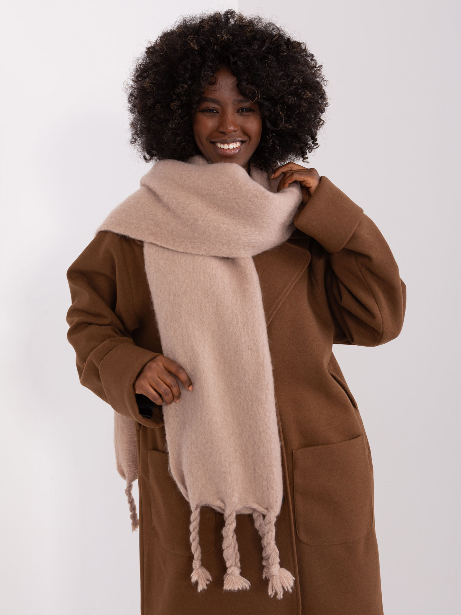 Béžový šál s vrkočmi -AT-SZ-2313502.20P-dark beige Veľkosť: ONE SIZE