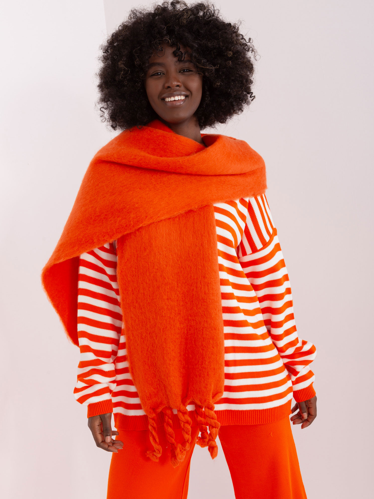 Oranžový šál s vrkočmi AT-SZ-2313502.31P-orange Veľkosť: ONE SIZE