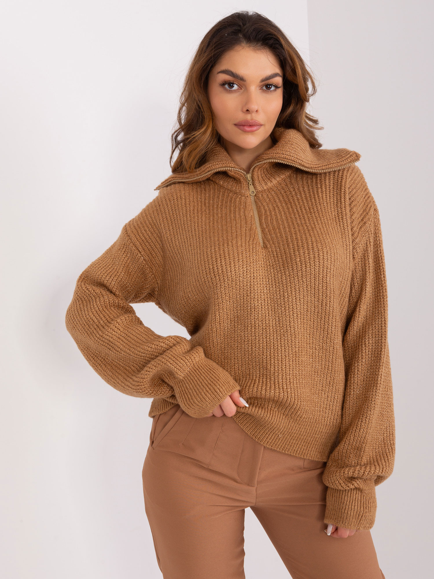Hnedý sveter s rolákom na zips BA-SW-0374.35P-camel Veľkosť: ONE SIZE