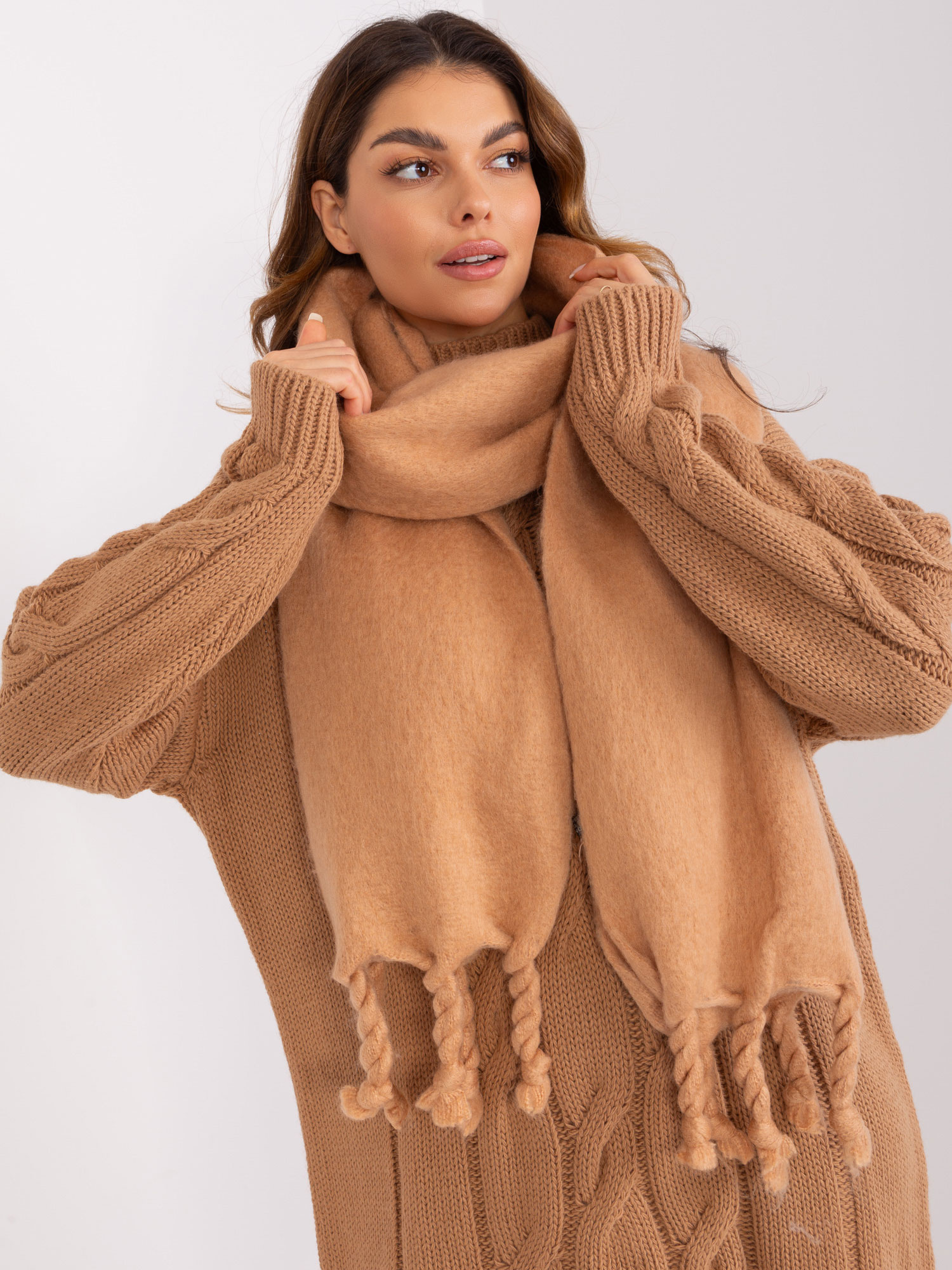Hnedý teplý šál so strapcami -AT-SZ-2313502.76P-camel Veľkosť: ONE SIZE