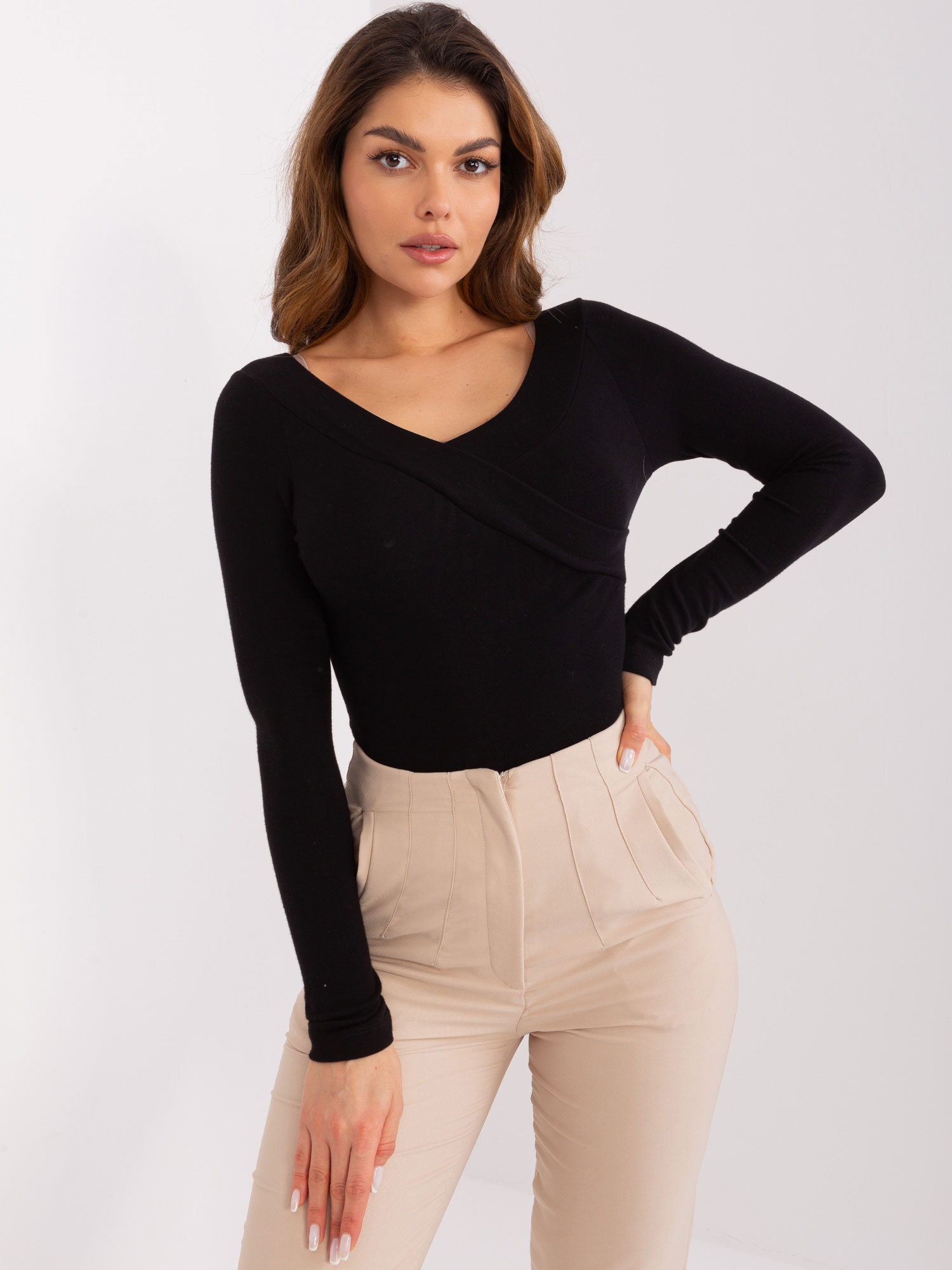 Čierna blúzka s výstrihom EM-BZ-785.32P-black Veľkosť: ONE SIZE