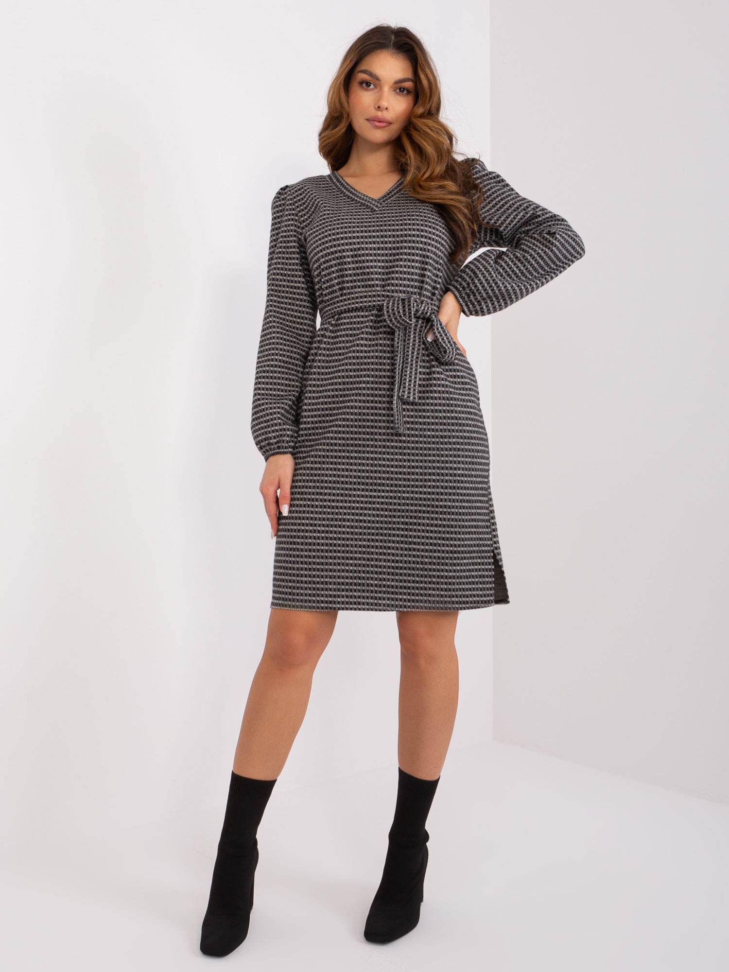 Čierno-sivé vzorované mini šaty s pásikom a výstrihom -LK-SK-509474.50P-grey-black Veľkosť: S/M
