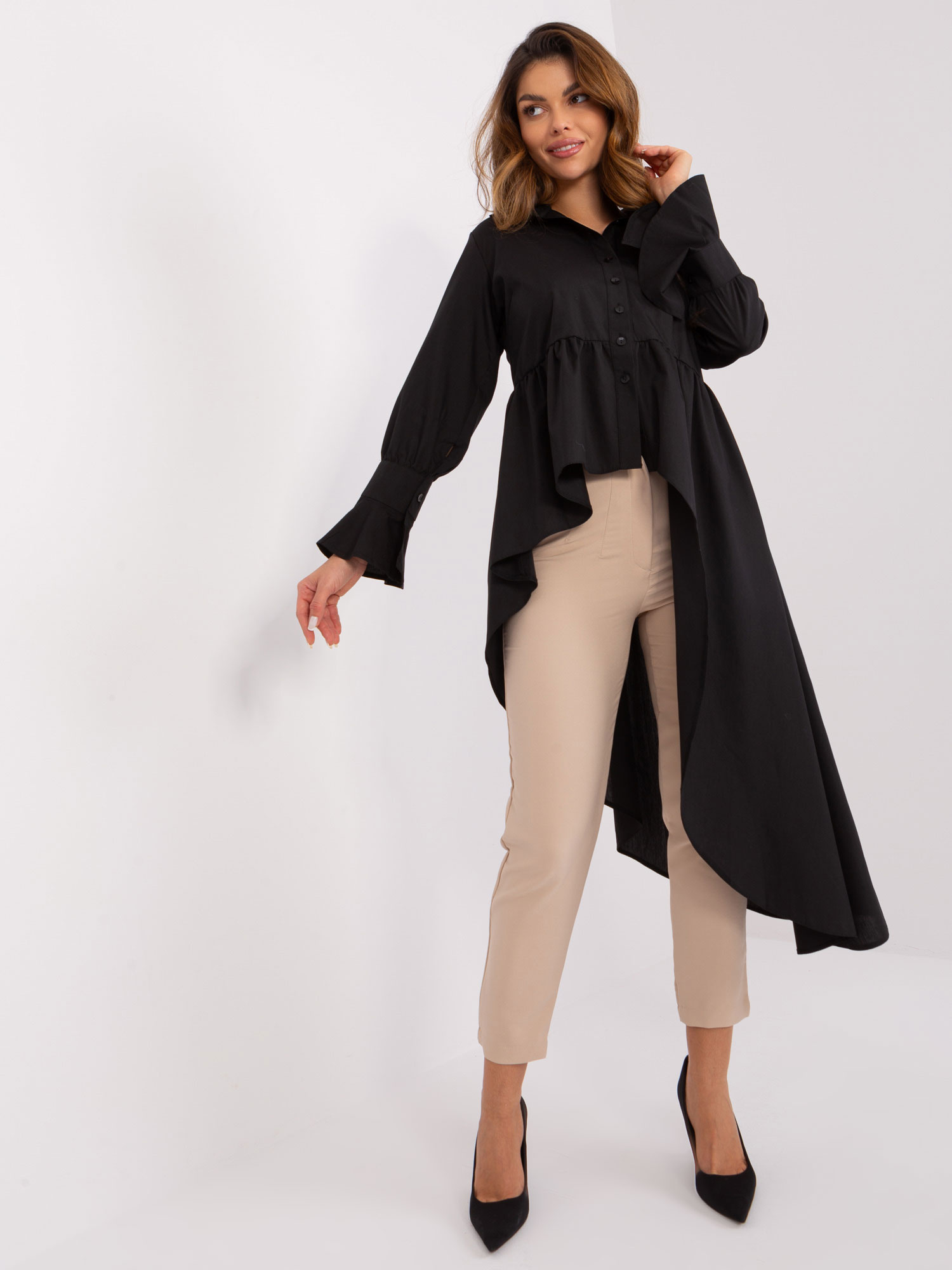 Čierna asymetrická košeľa s volánom LK-KS-509434.33P-black Veľkosť: S/M