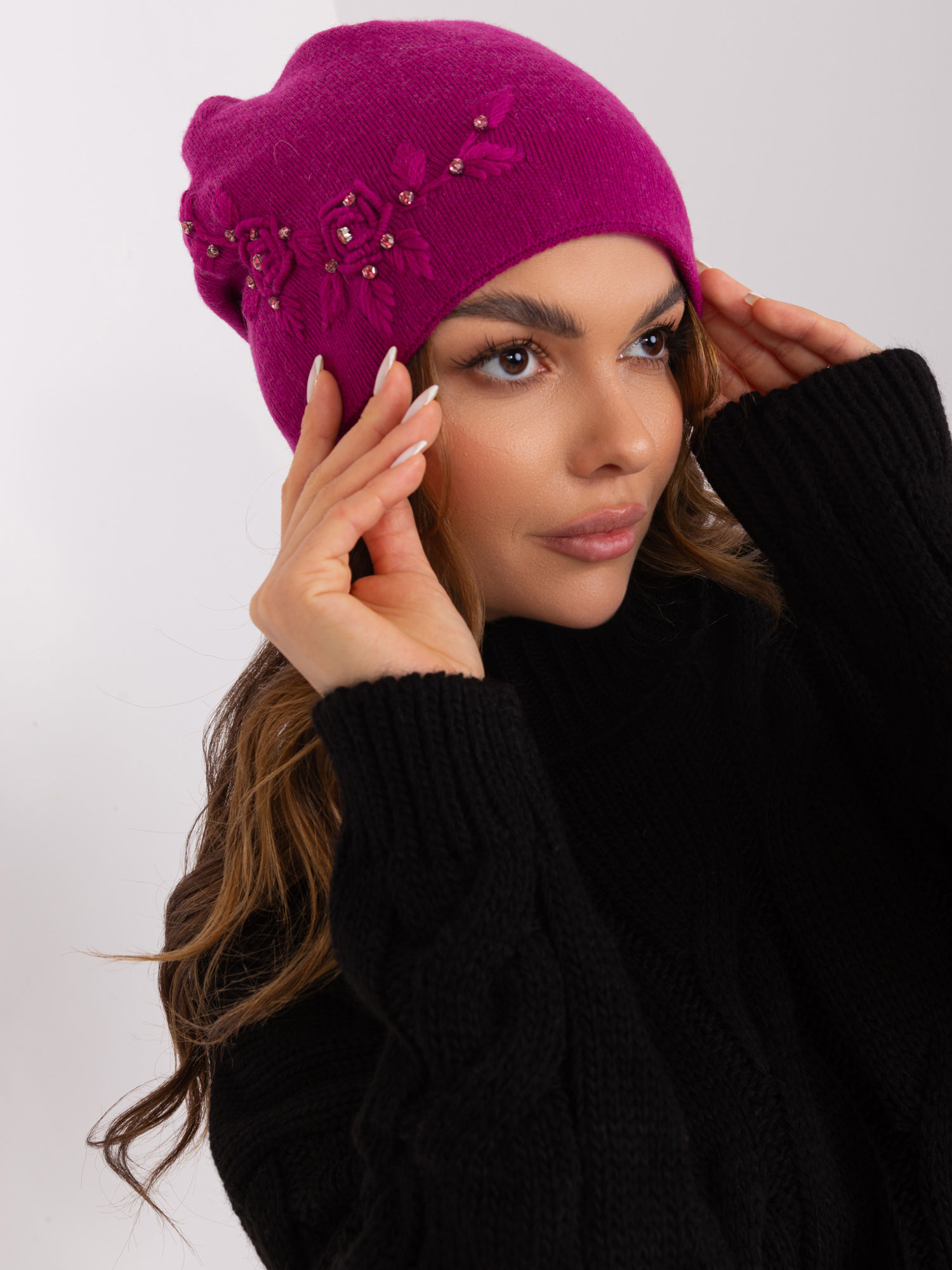 Fuchsiová čiapka s kvetinovou aplikáciou AT-CZ-2329.79-fuchsia Veľkosť: ONE SIZE