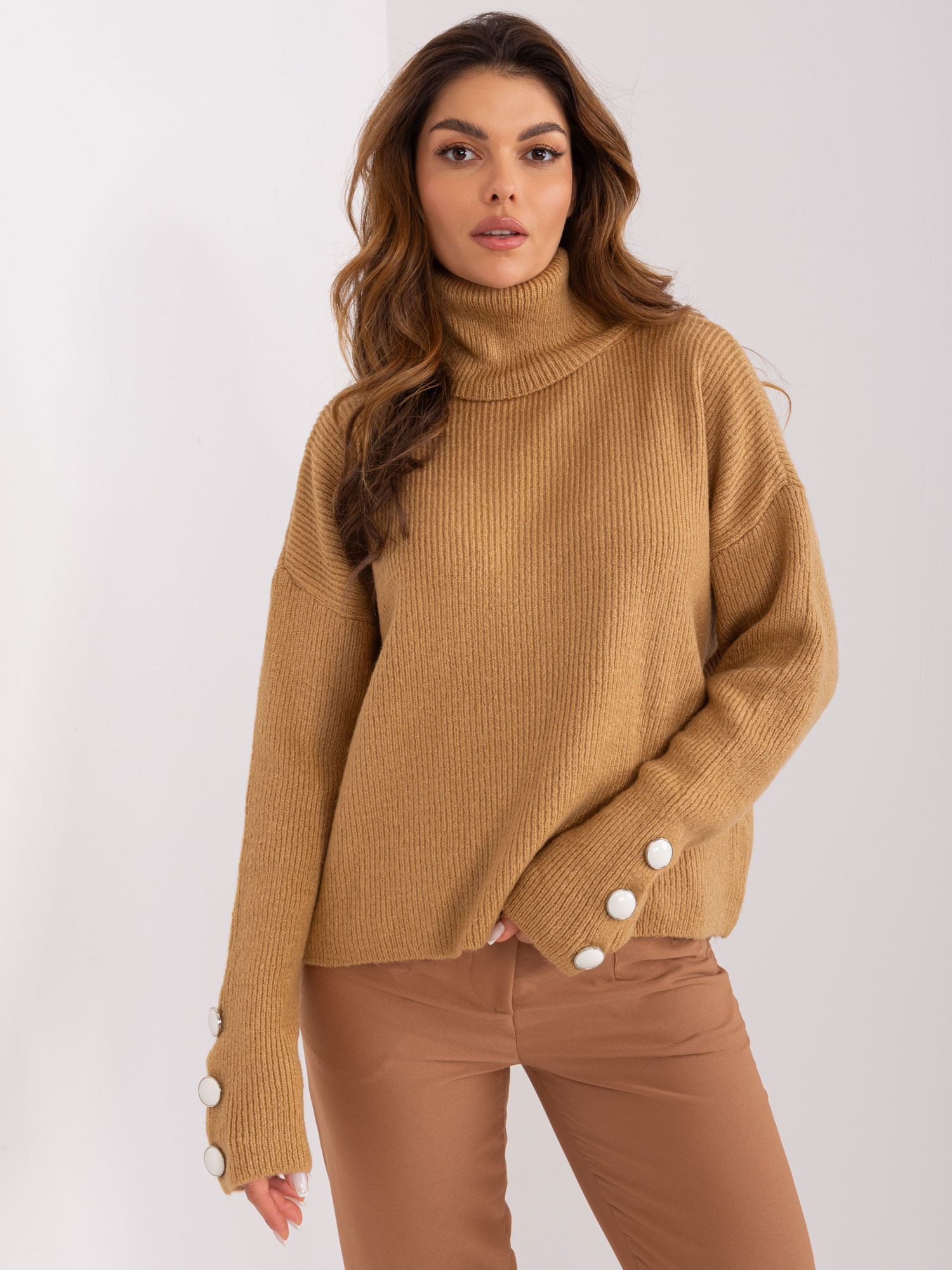 Hnedý rolák s ozdobnými gombíkmi BA-SW-015.01P-camel Veľkosť: ONE SIZE